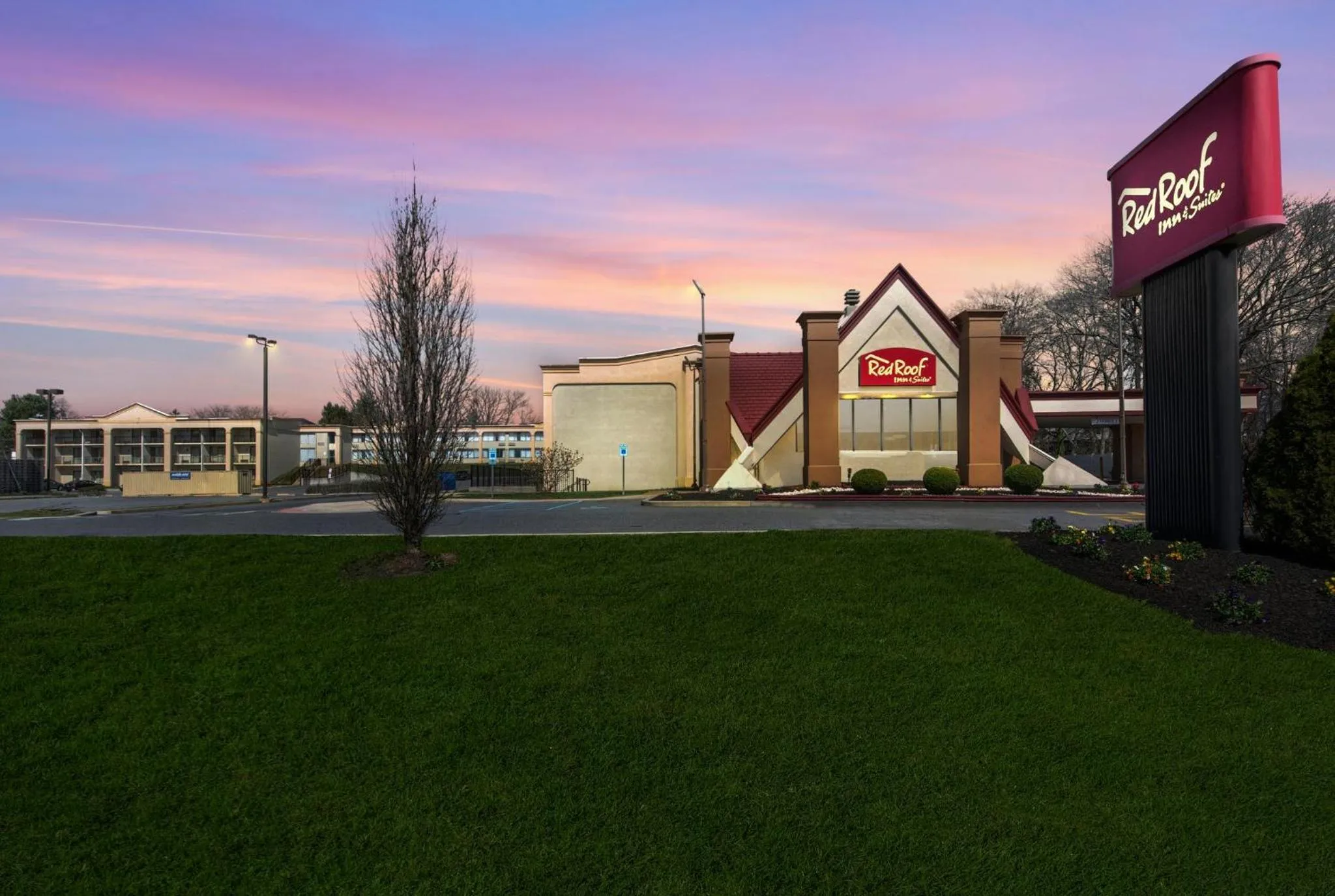 Property building in Red Roof Inn and Suites Newark - University