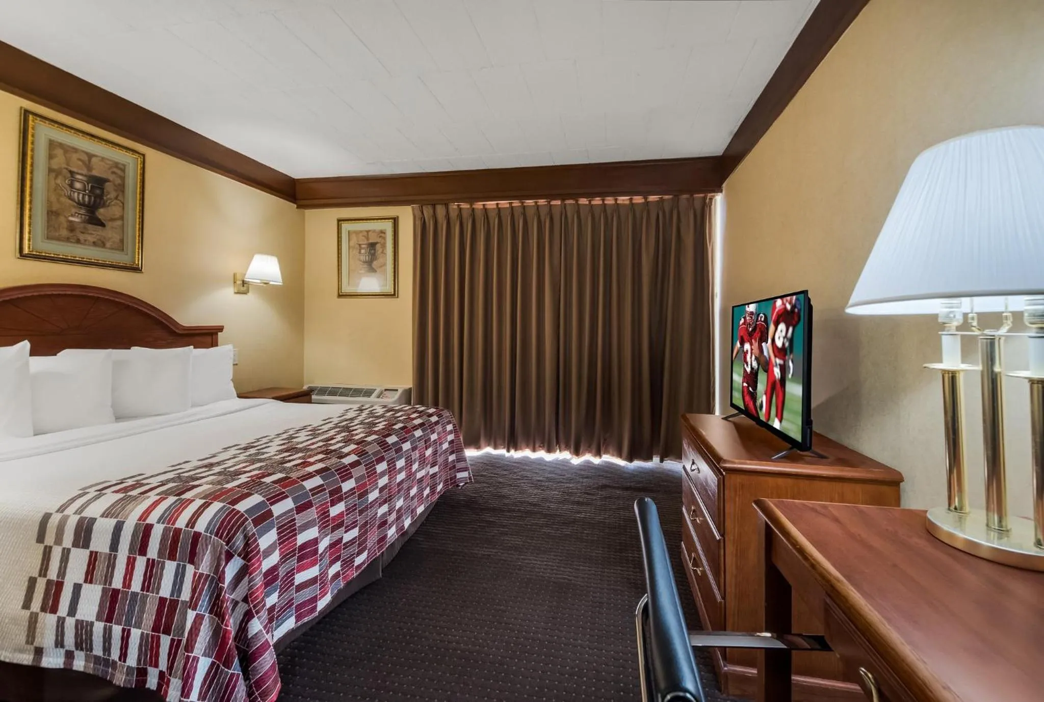 Photo of the whole room, Bed in Red Roof Inn and Suites Newark - University
