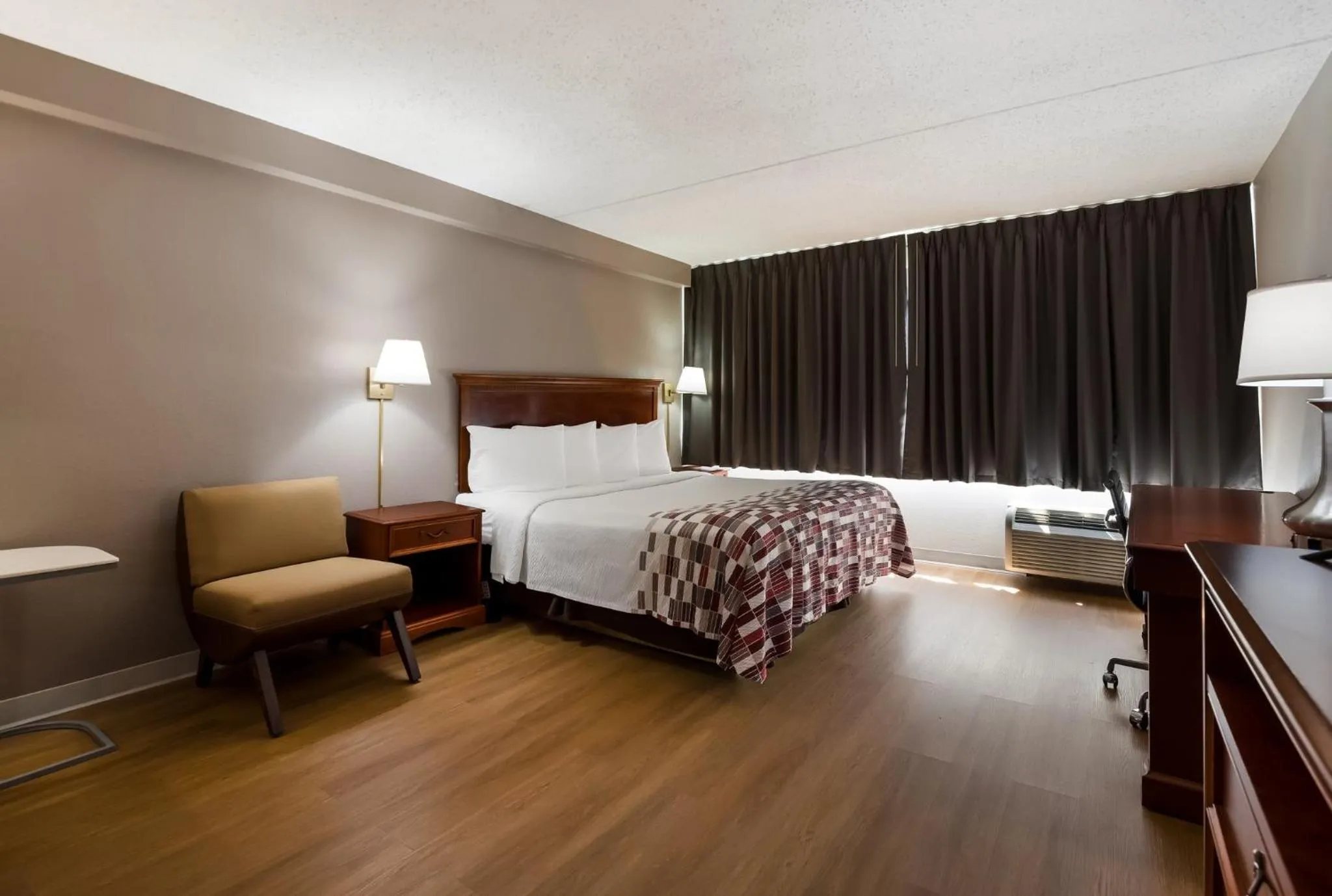 Photo of the whole room, Bed in Red Roof Inn and Suites Newark - University