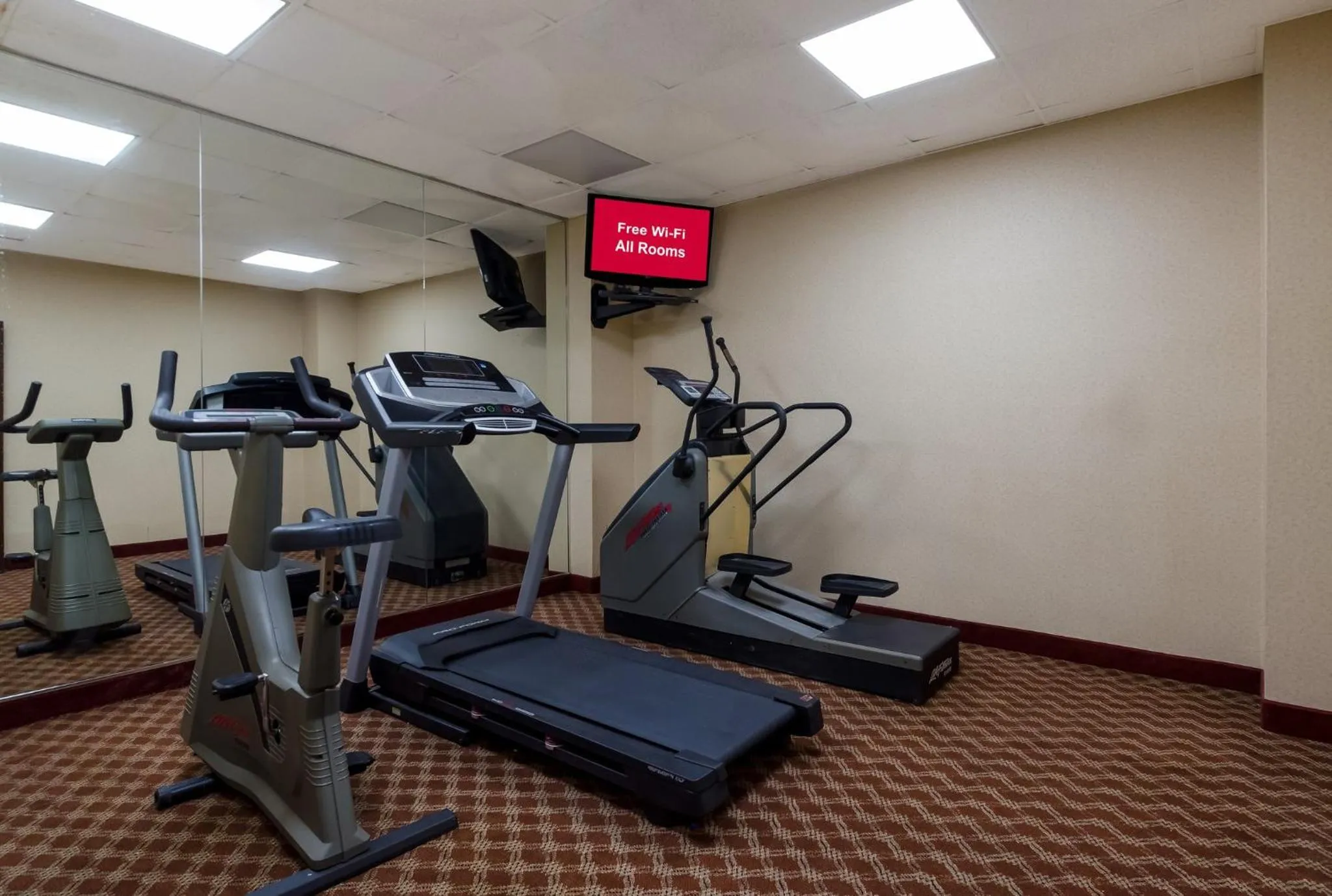 Fitness centre/facilities in Red Roof Inn and Suites Newark - University