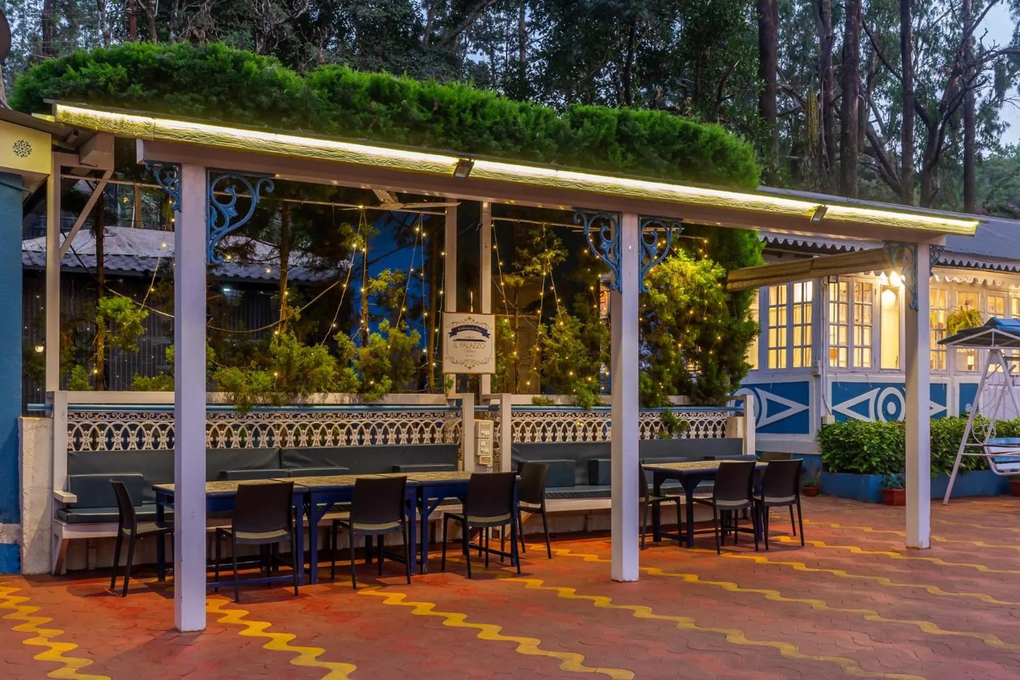 Restaurant/places to eat in IL Palazzo Villas