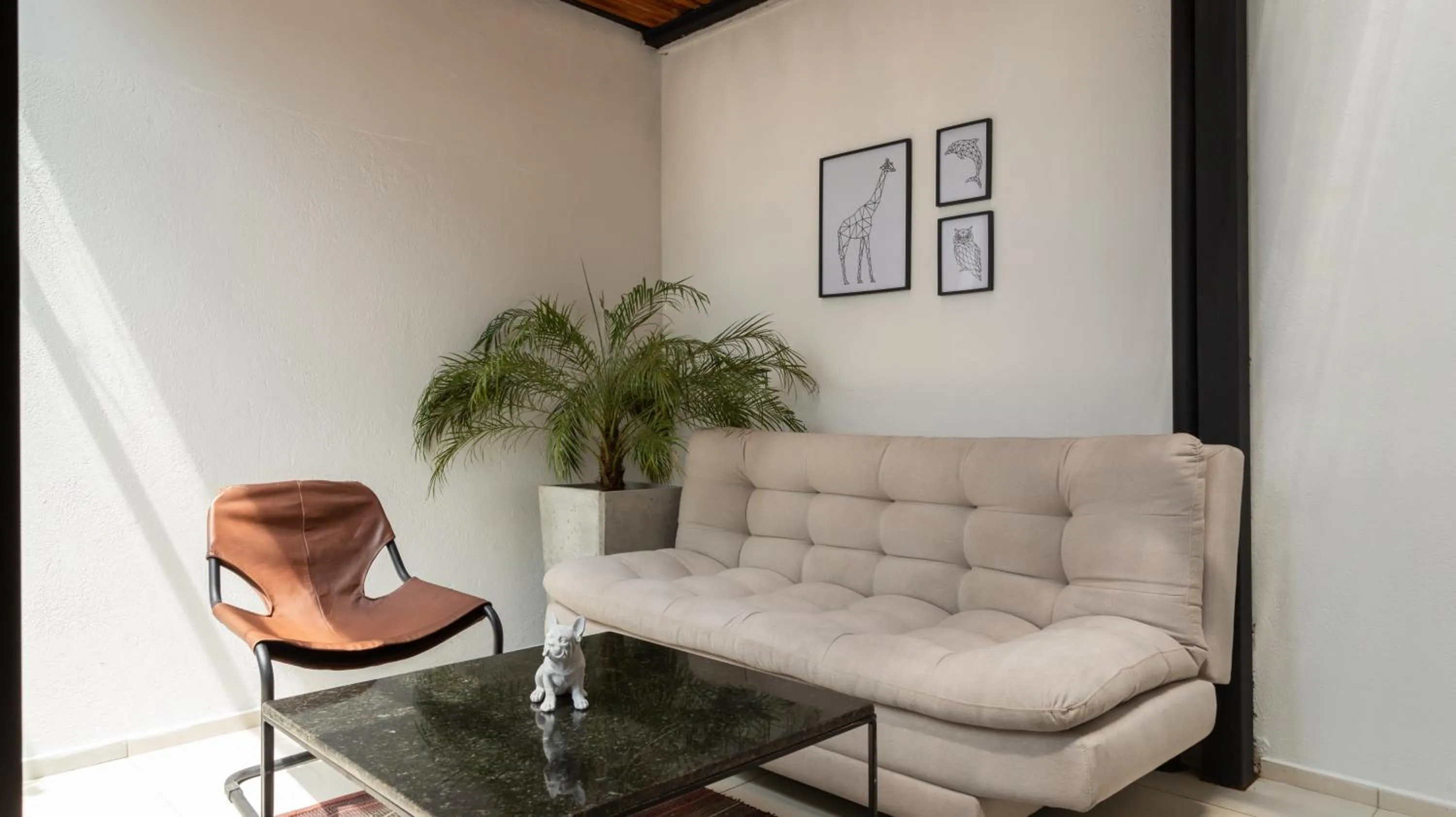 Seating area in Soy Local Primavera