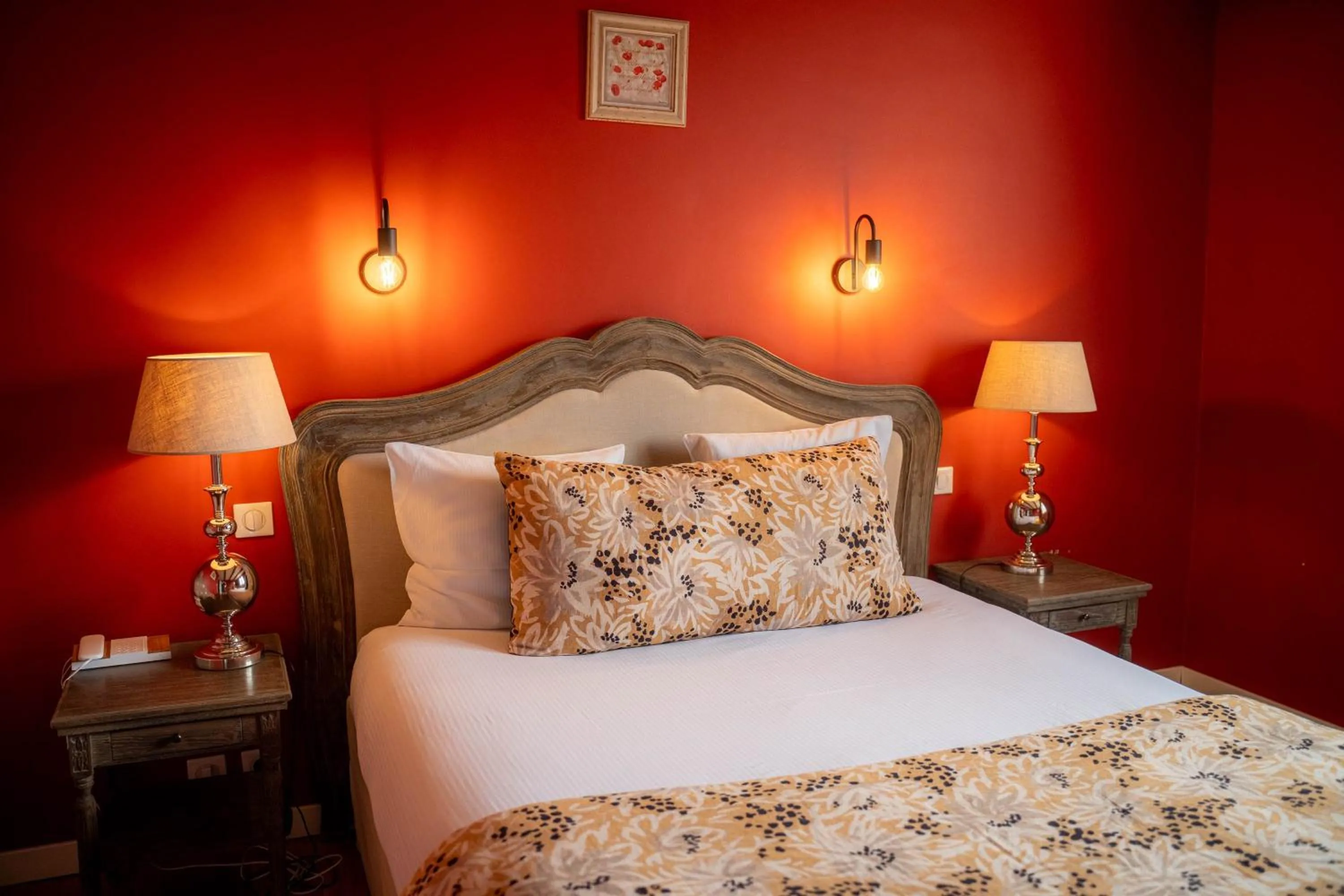 Property building, Bed in Hôtel Le Pré Saint Michel