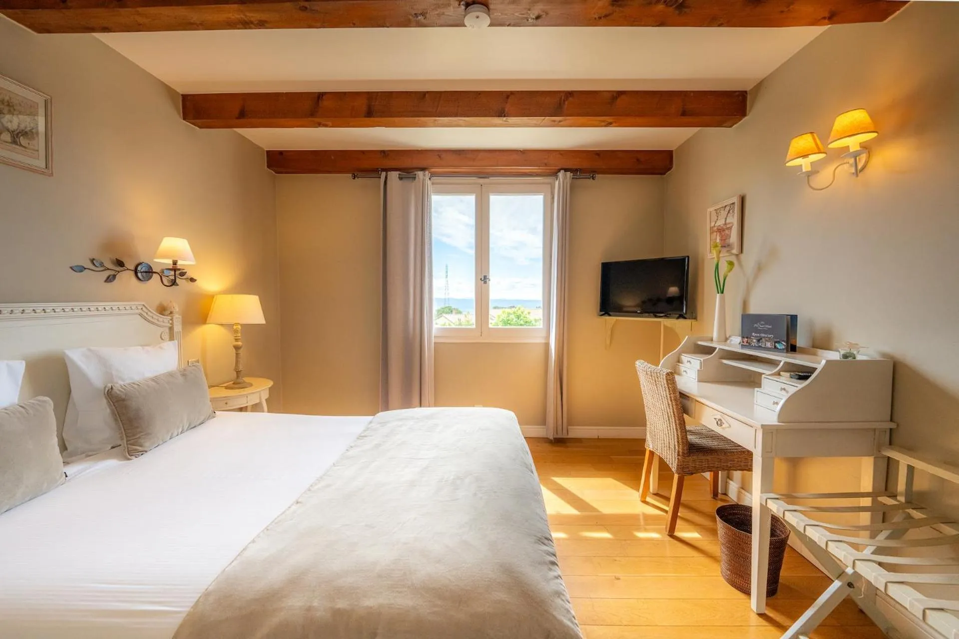 Bed in Hôtel Le Pré Saint Michel