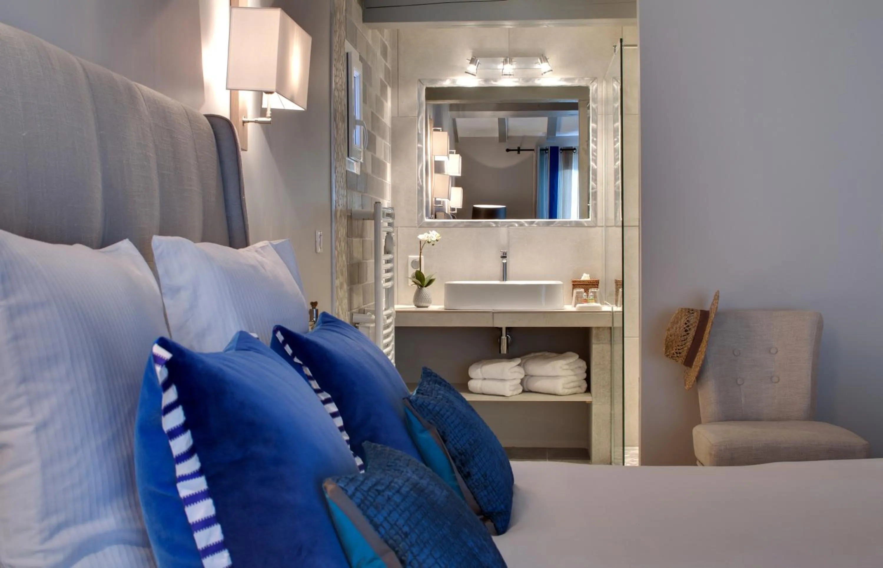 Bedroom, Bed in Hôtel Le Pré Saint Michel