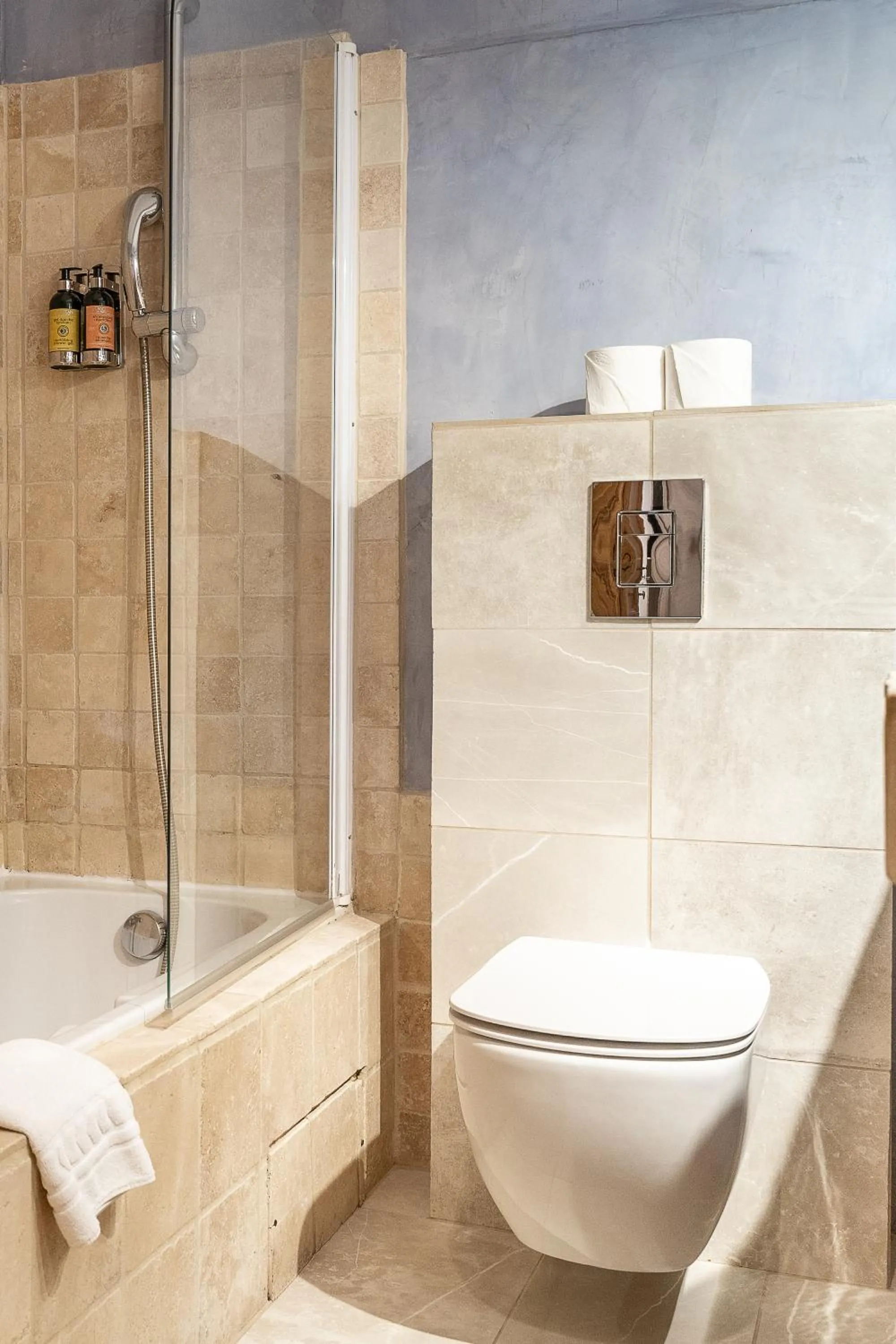 Bathroom in Hôtel Le Pré Saint Michel