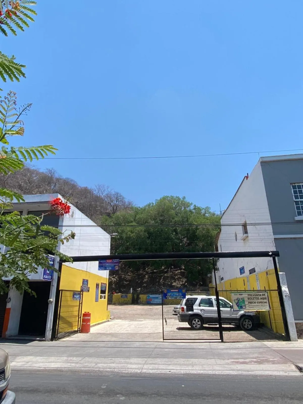 Parking in Plaza Chapala Hotel