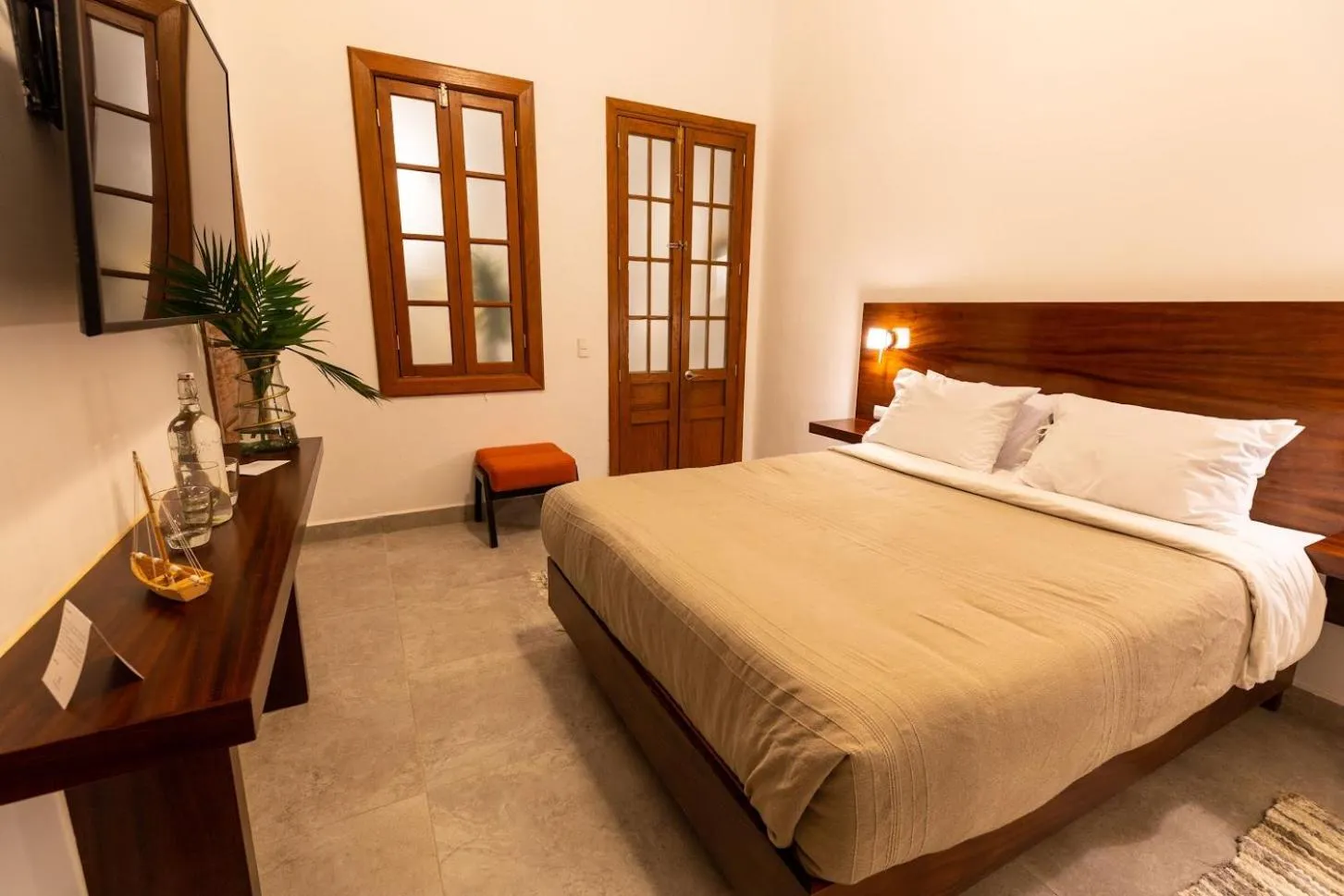 Photo of the whole room, Bed in Plaza Chapala Hotel