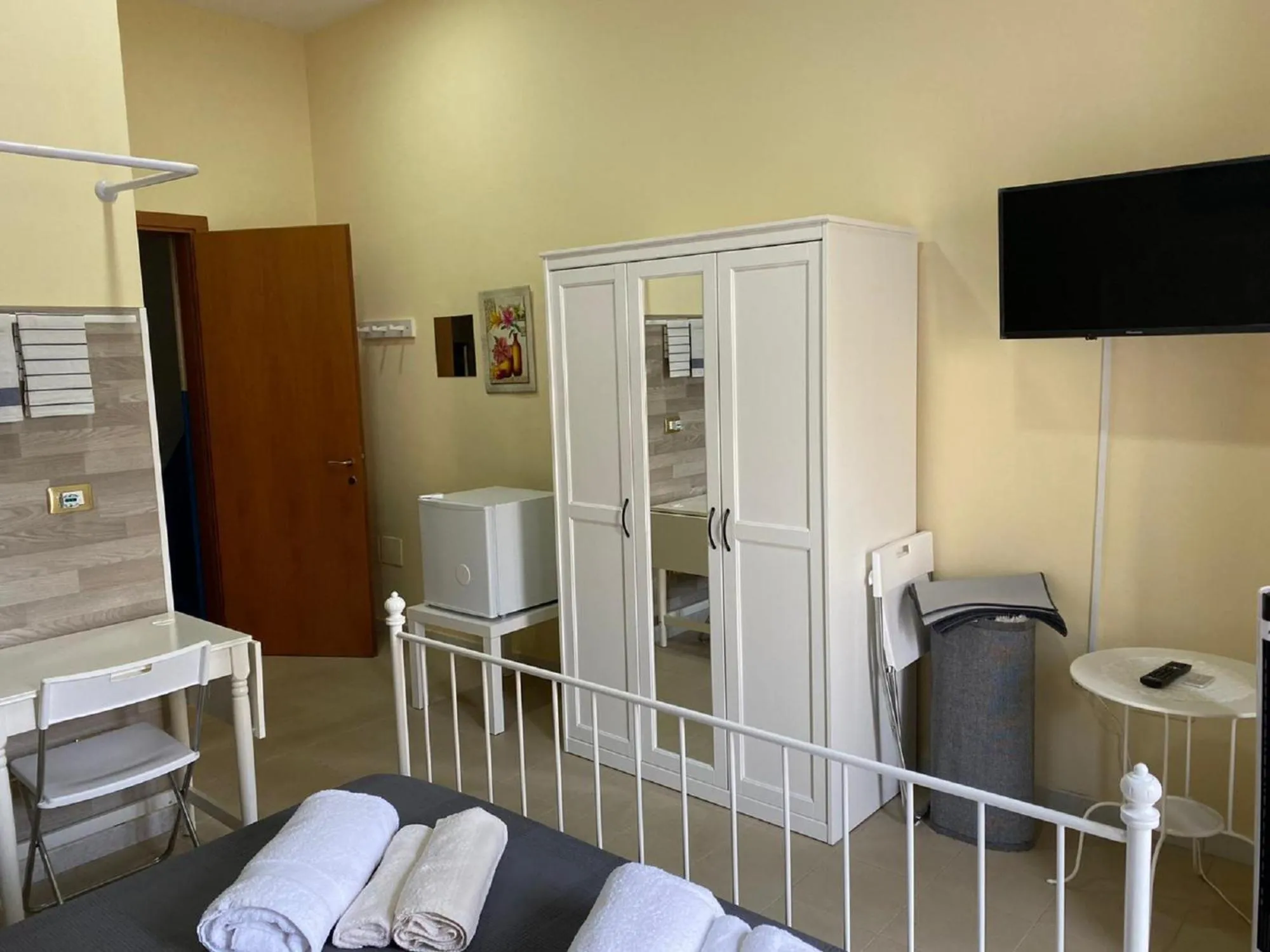 Communal lounge/ TV room, Bed in La Torre B&B