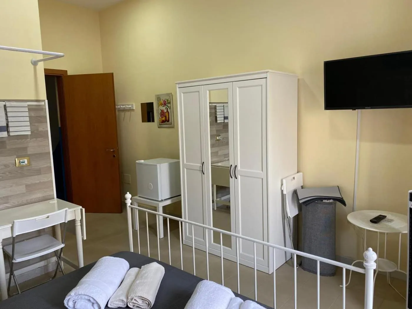 Communal lounge/ TV room, Bed in La Torre B&B