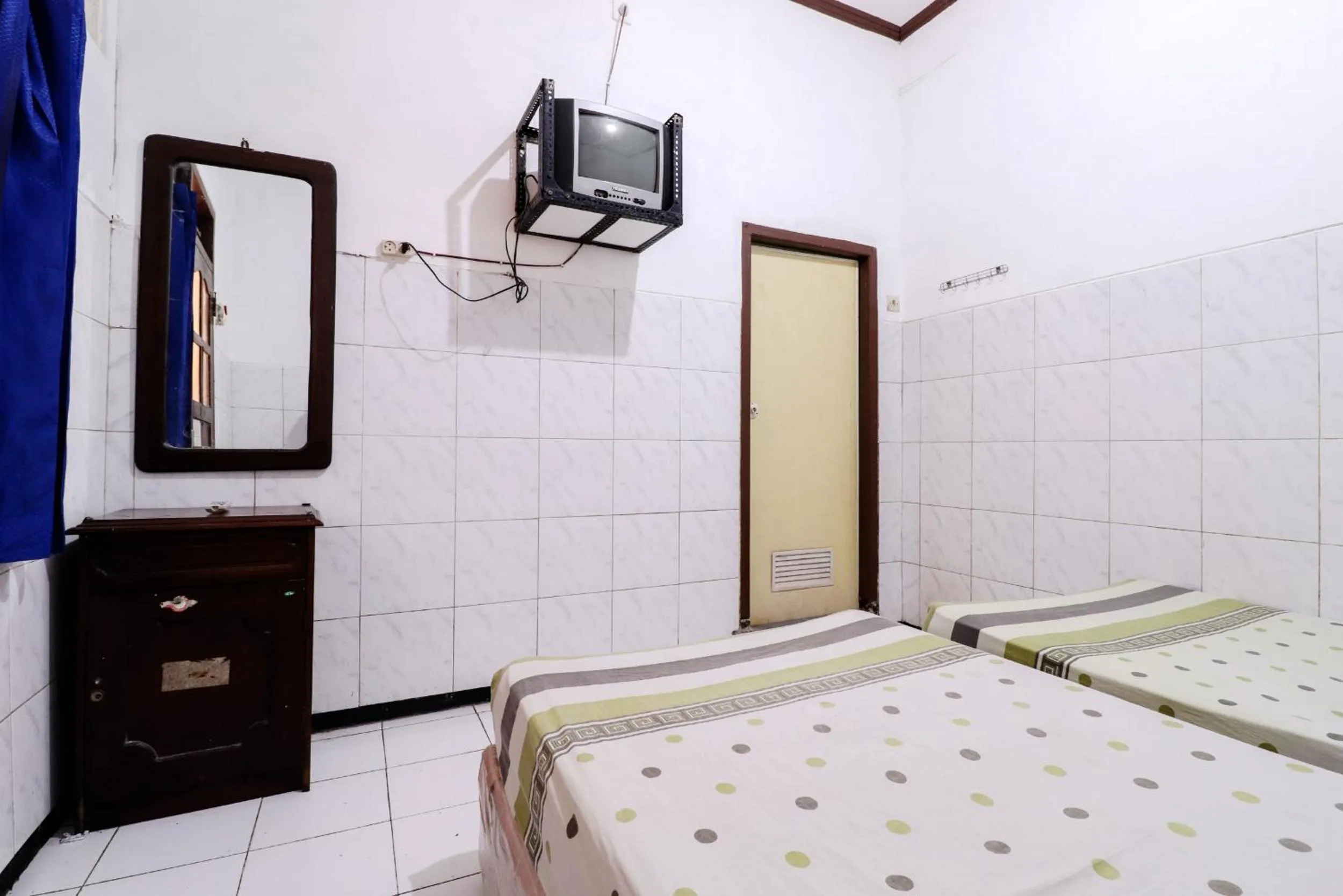 TV and multimedia, Bed in Hotel Gajah Mada