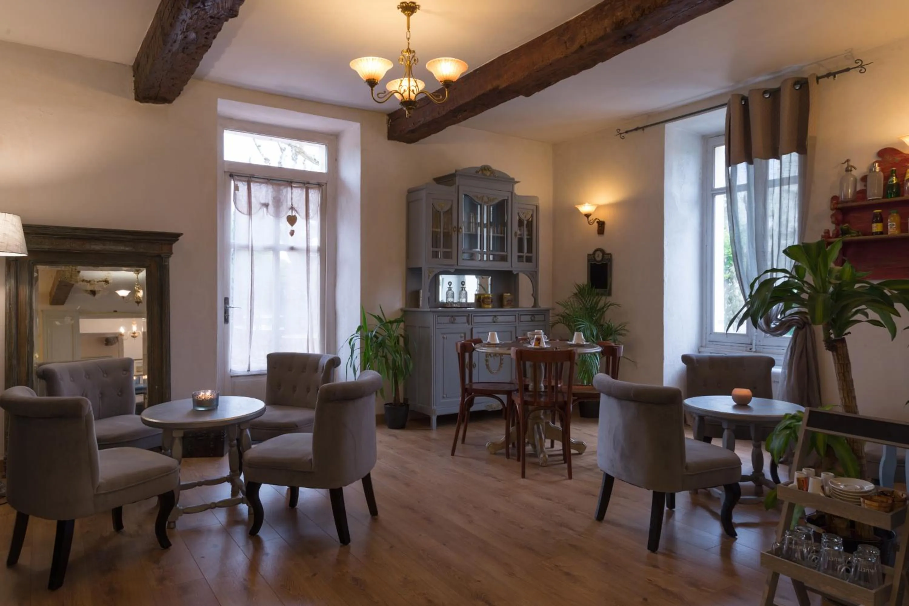 Lounge or bar in Hôtel du Parc, Avignon Est, The Originals City,