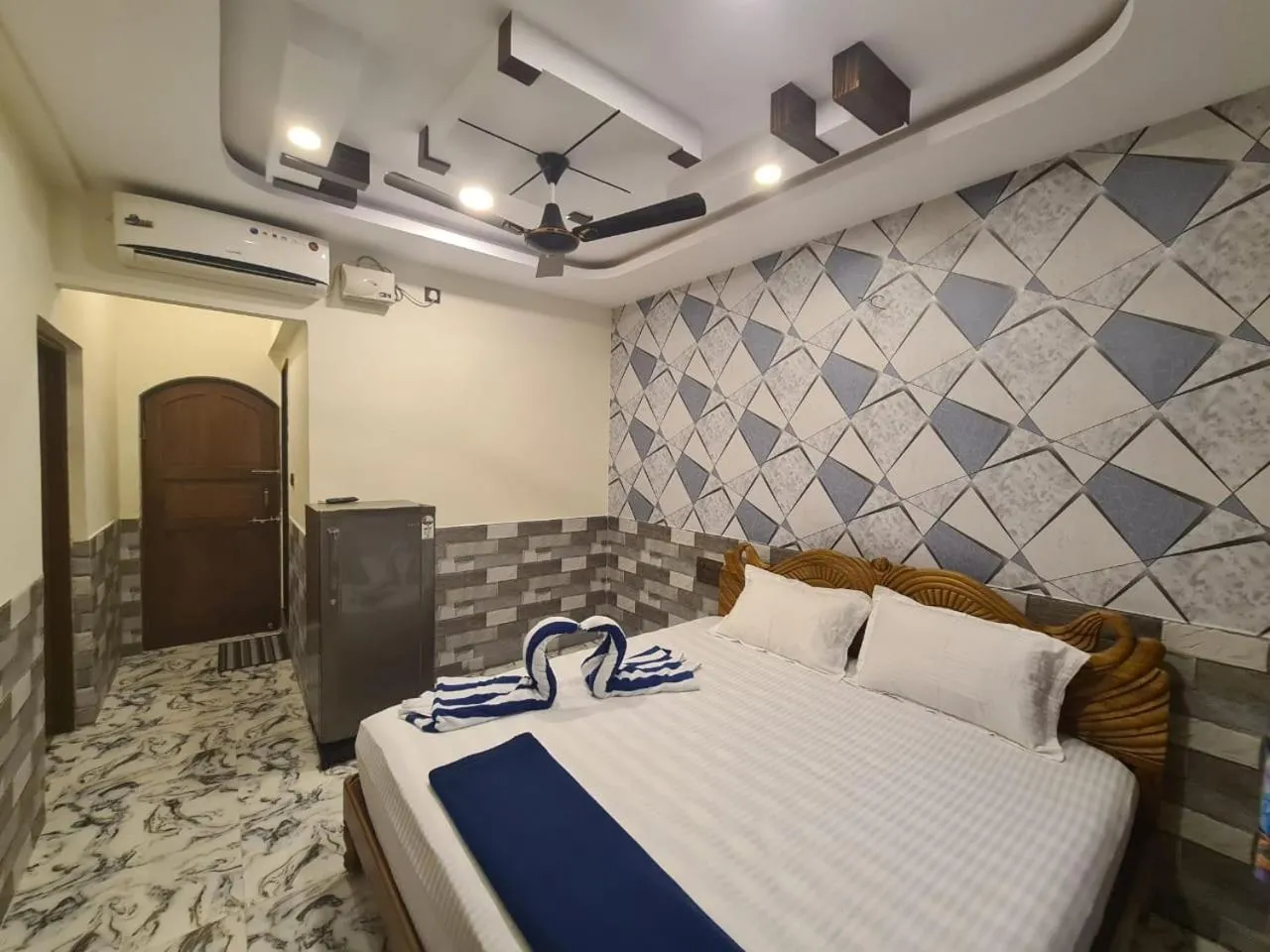 Bed in Richard Inn Residency