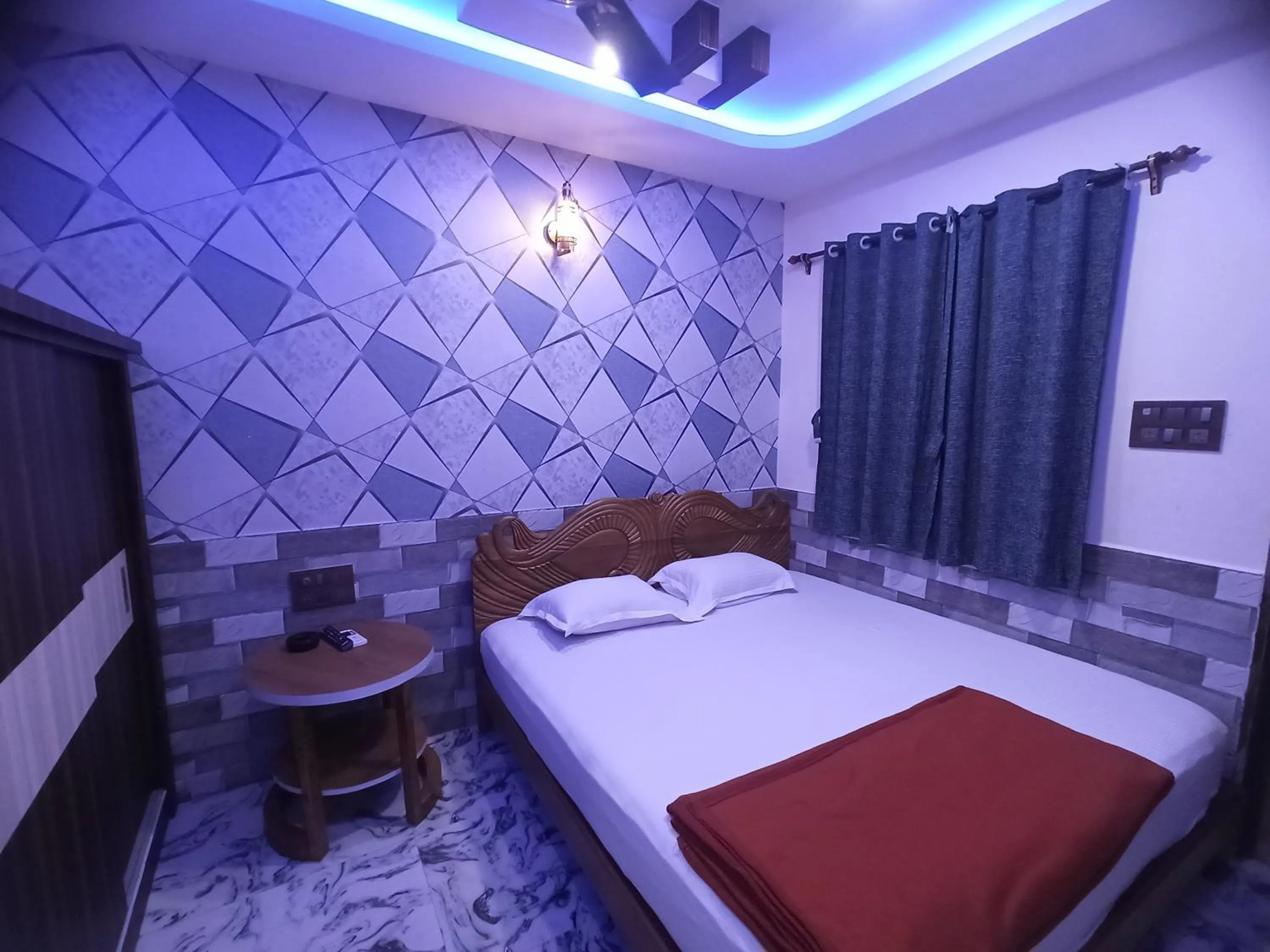 Bed in Richard Inn Residency