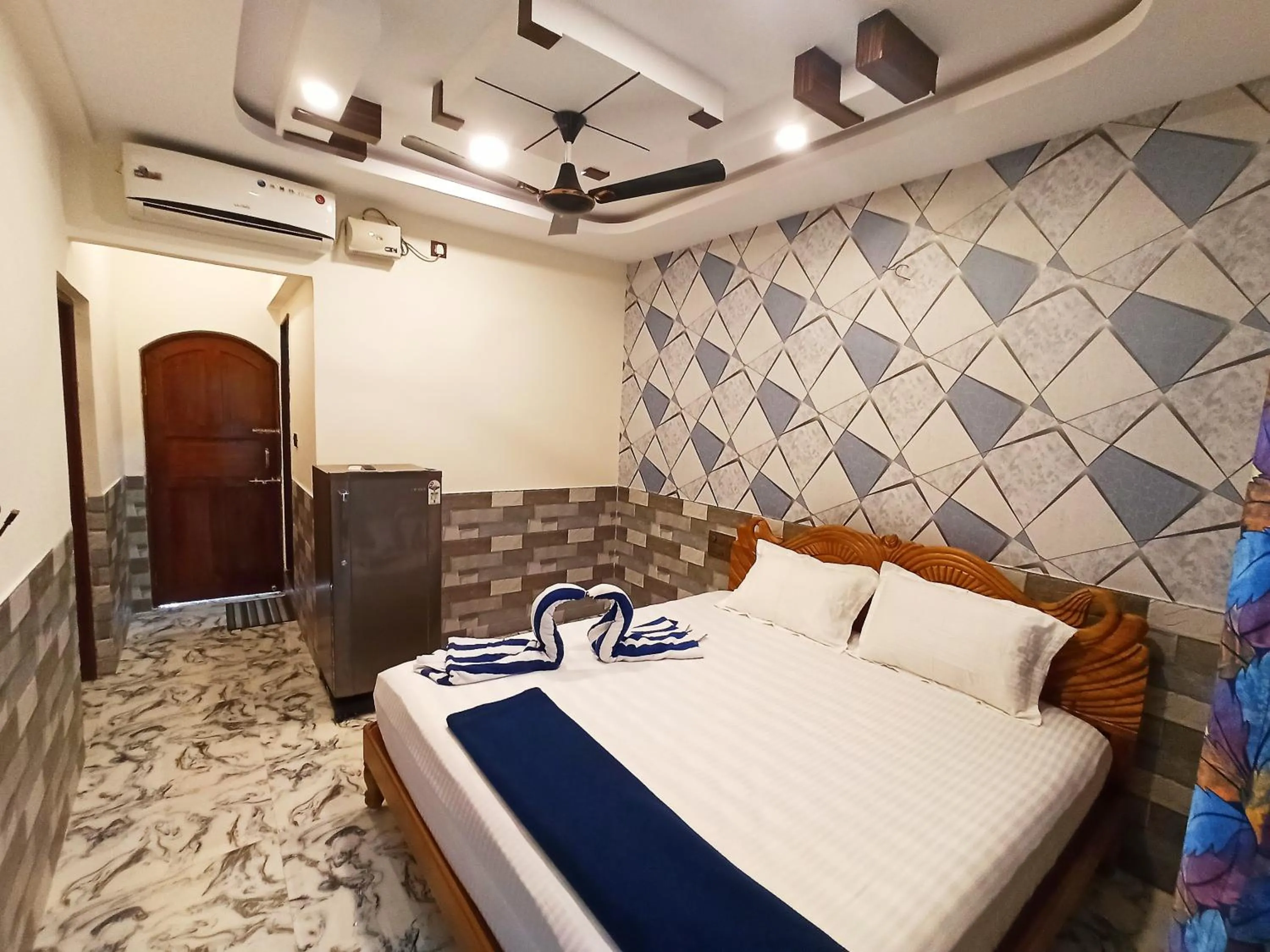 Bed in Richard Inn Residency