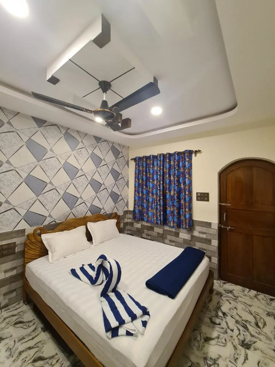 Bed in Richard Inn Residency