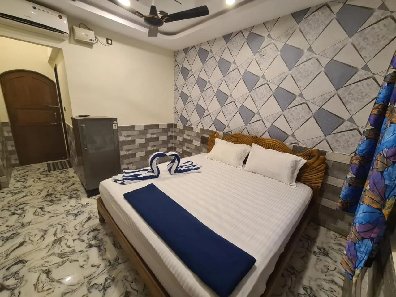 Bed in Richard Inn Residency