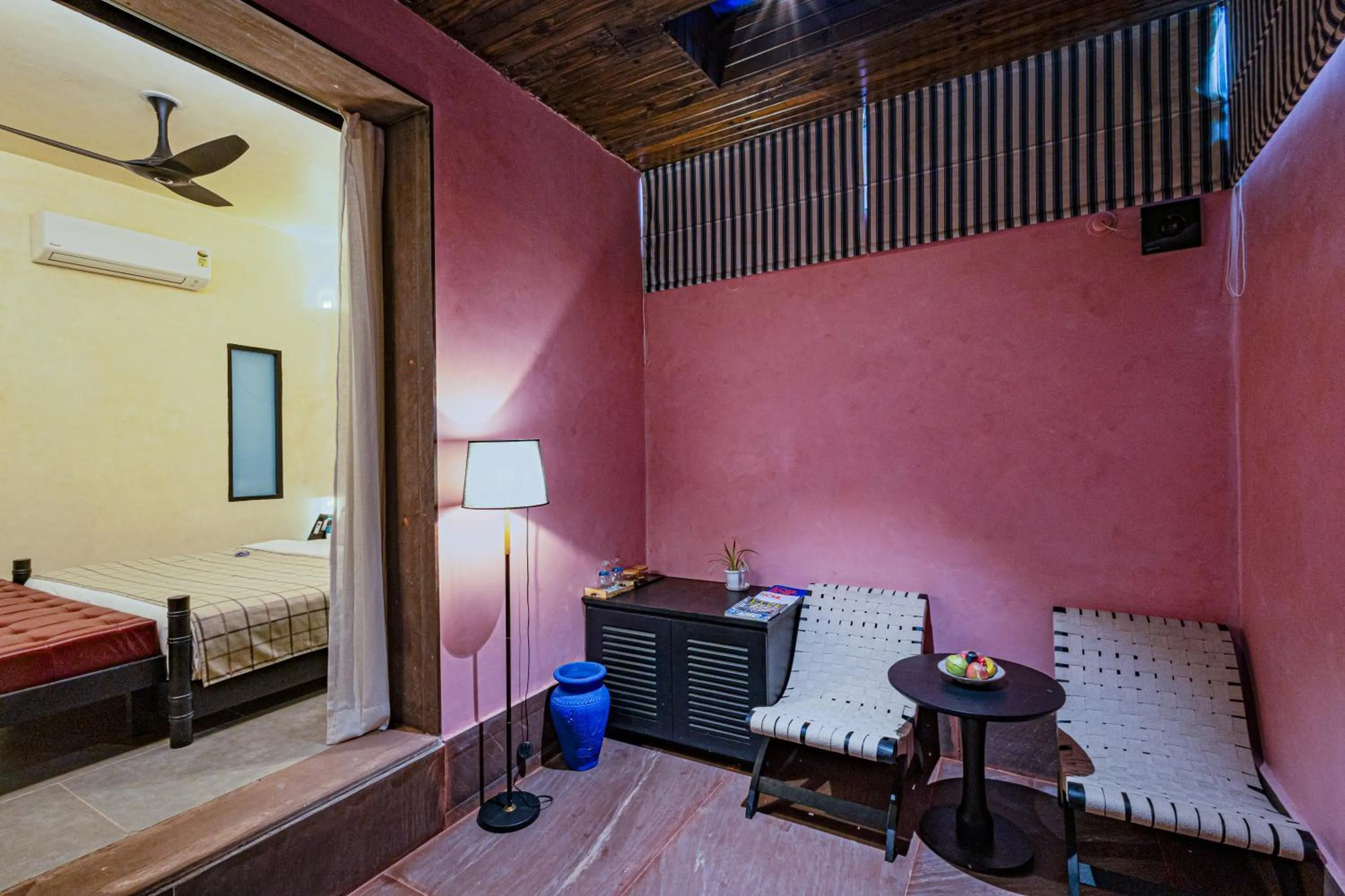 Bedroom, Bed in The Sierra - By The Lake