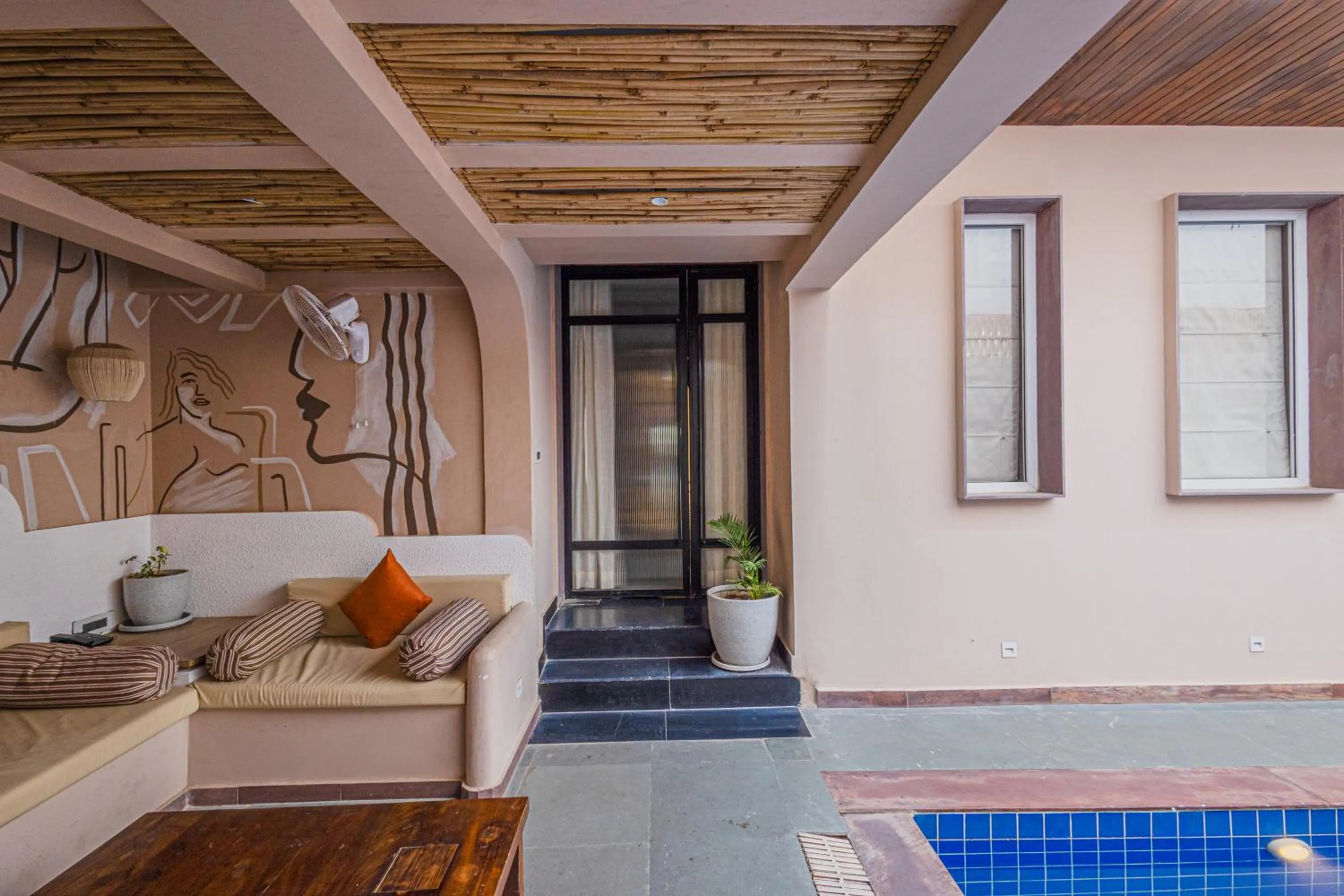 Pool view in The Sierra - By The Lake