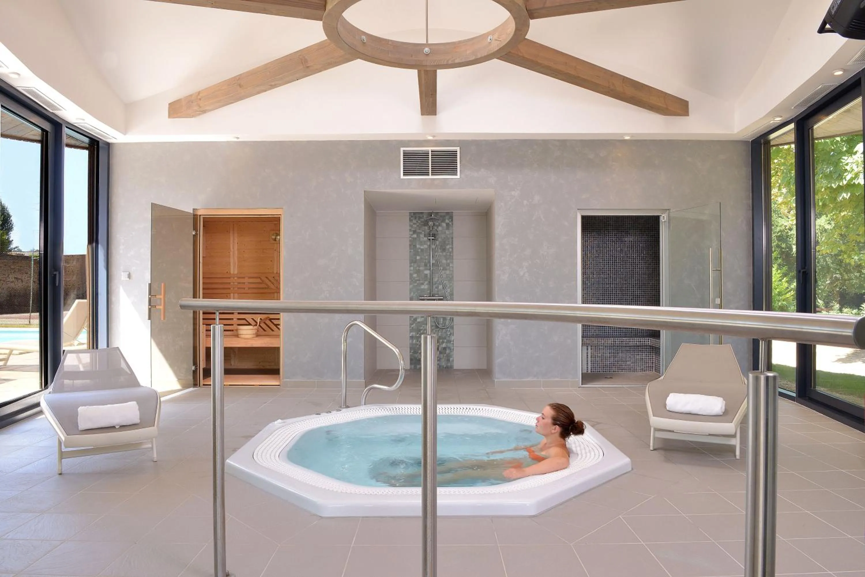 Hot Tub in Logis Le Parc Hotel & Spa