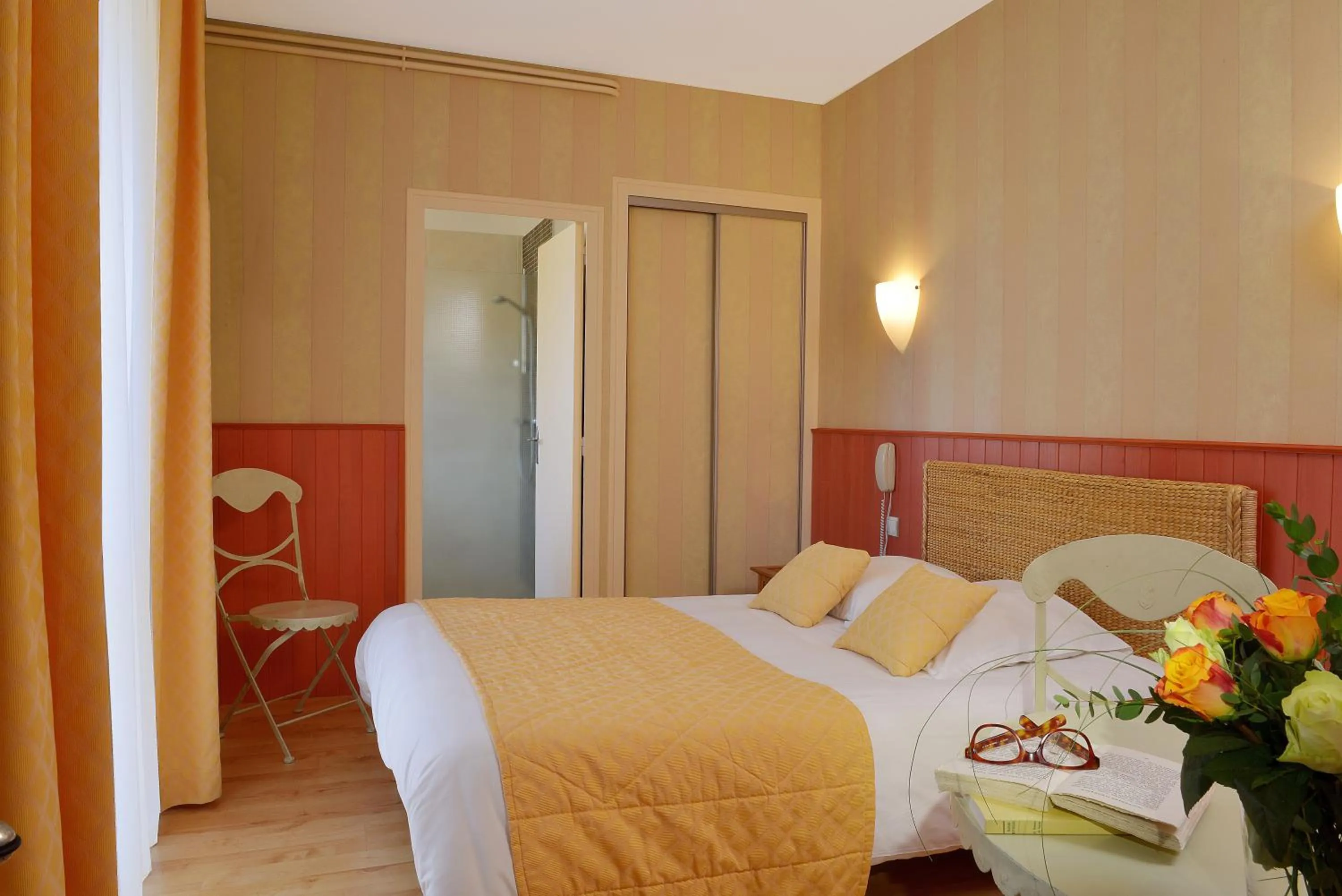 Bedroom, Bed in Logis Le Parc Hotel & Spa