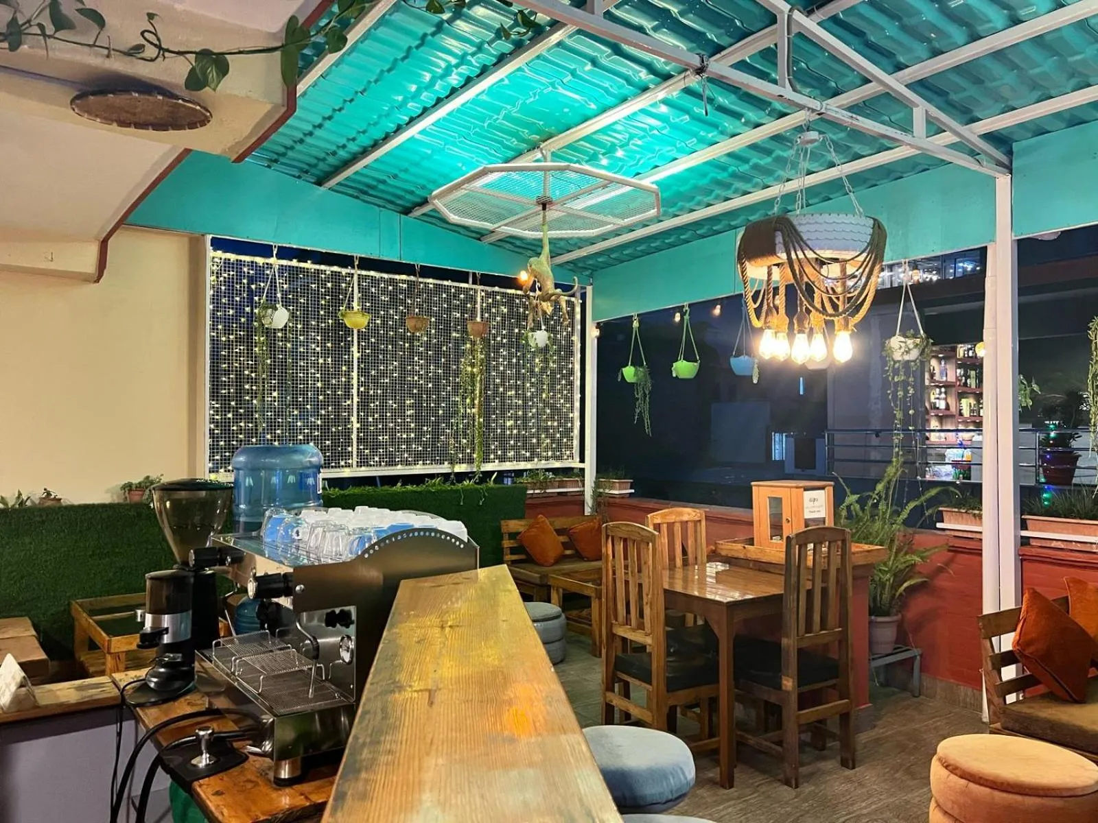 Restaurant/places to eat in Holiday Hostel