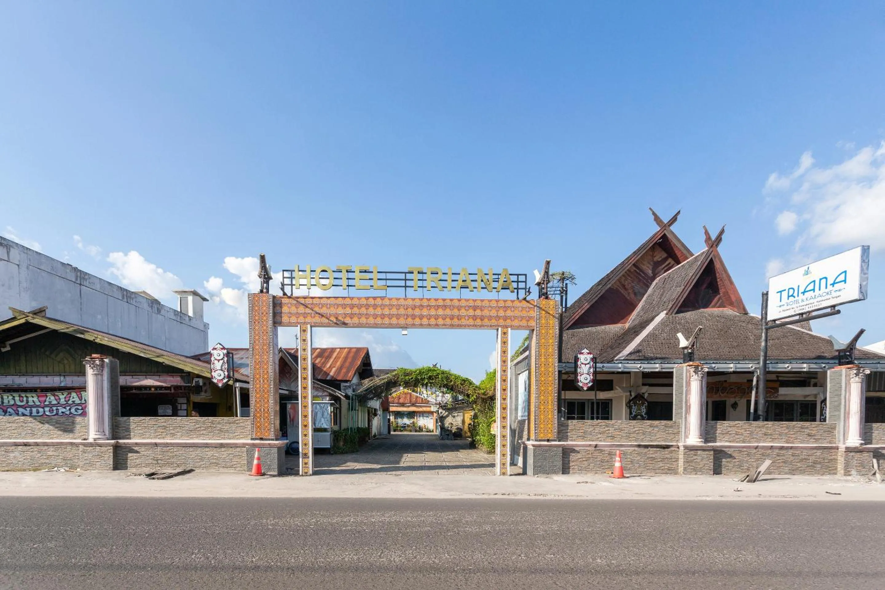Facade/entrance in Hotel O Triana