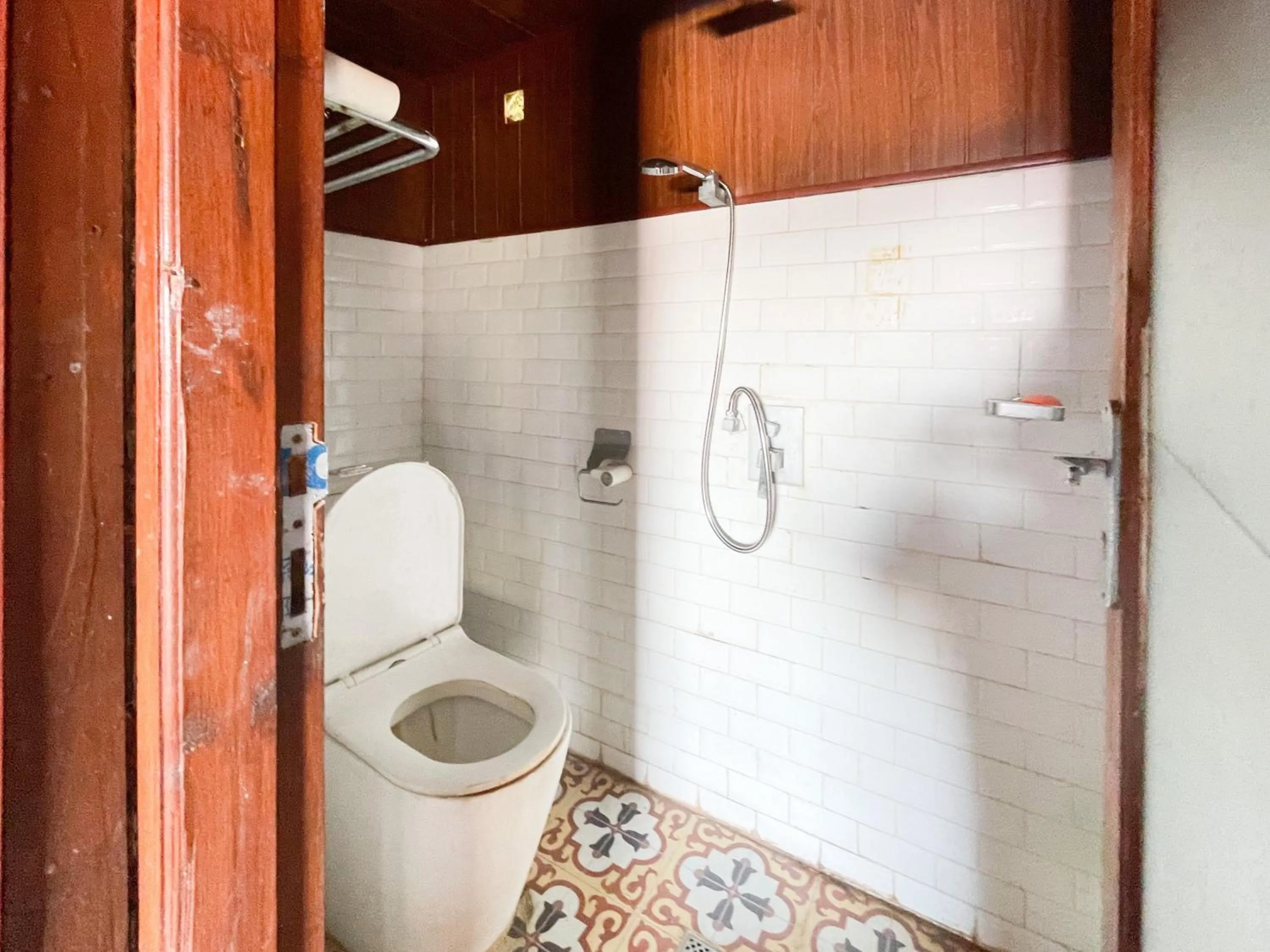 Bathroom in RedDoorz at Villa Krisna Balangan Beach