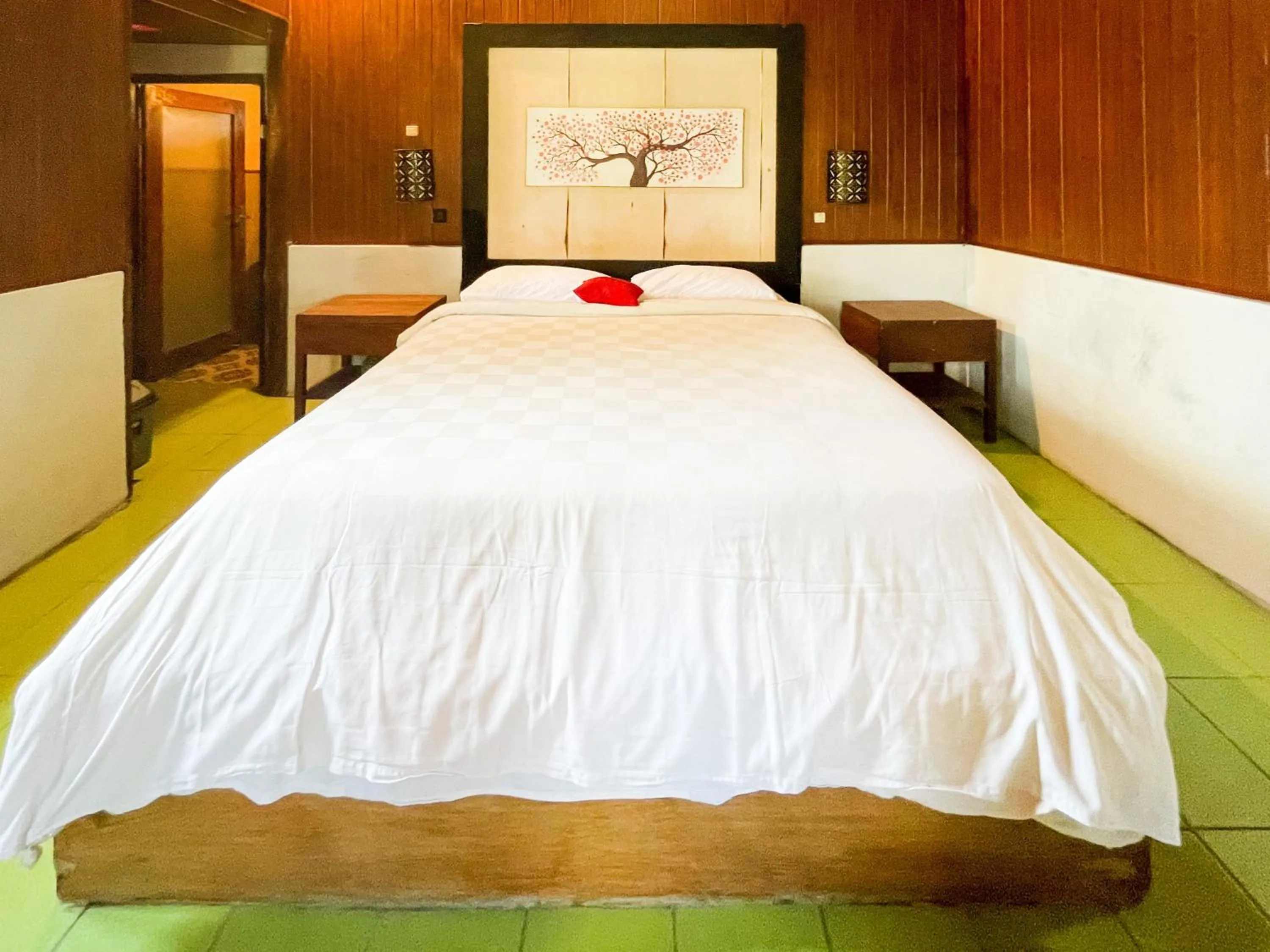 Bedroom, Bed in RedDoorz at Villa Krisna Balangan Beach