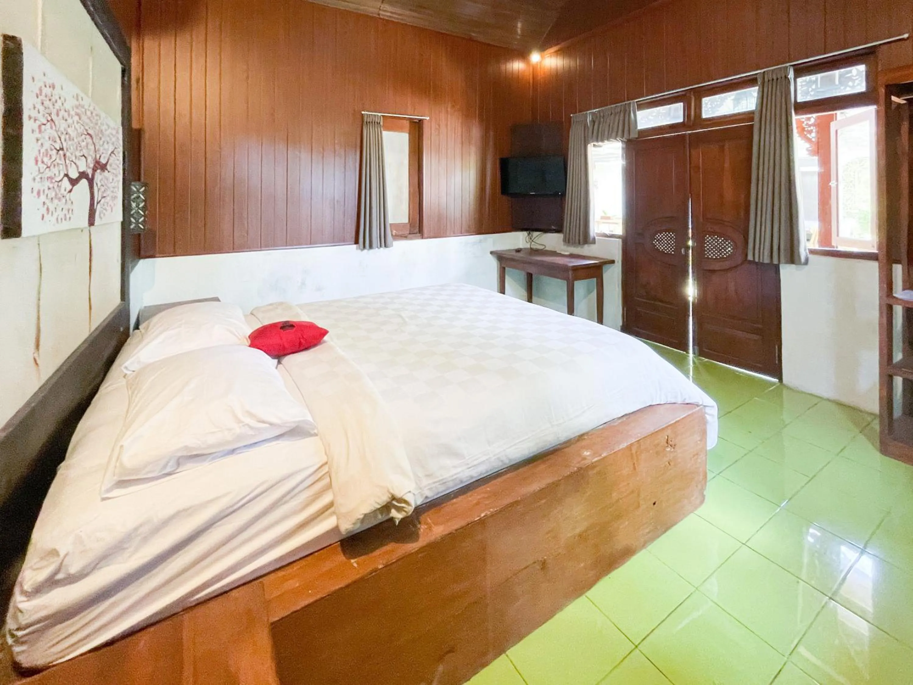 Bedroom, Bed in RedDoorz at Villa Krisna Balangan Beach