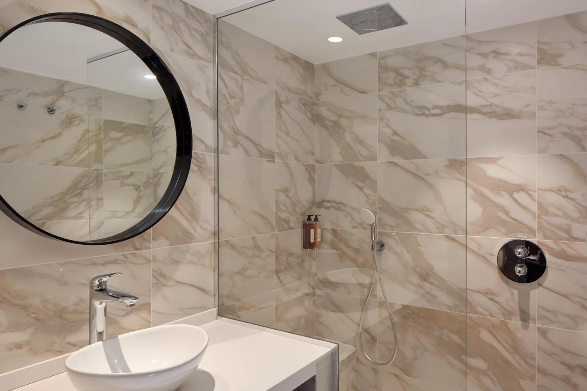 Bathroom in Les Nomades Beaune