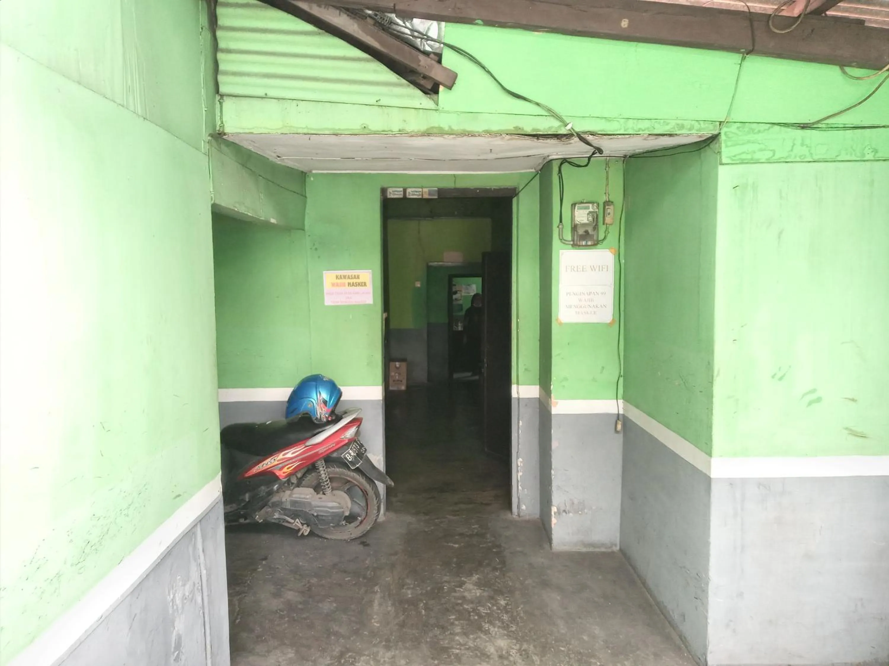 Facade/entrance in Penginapan 99