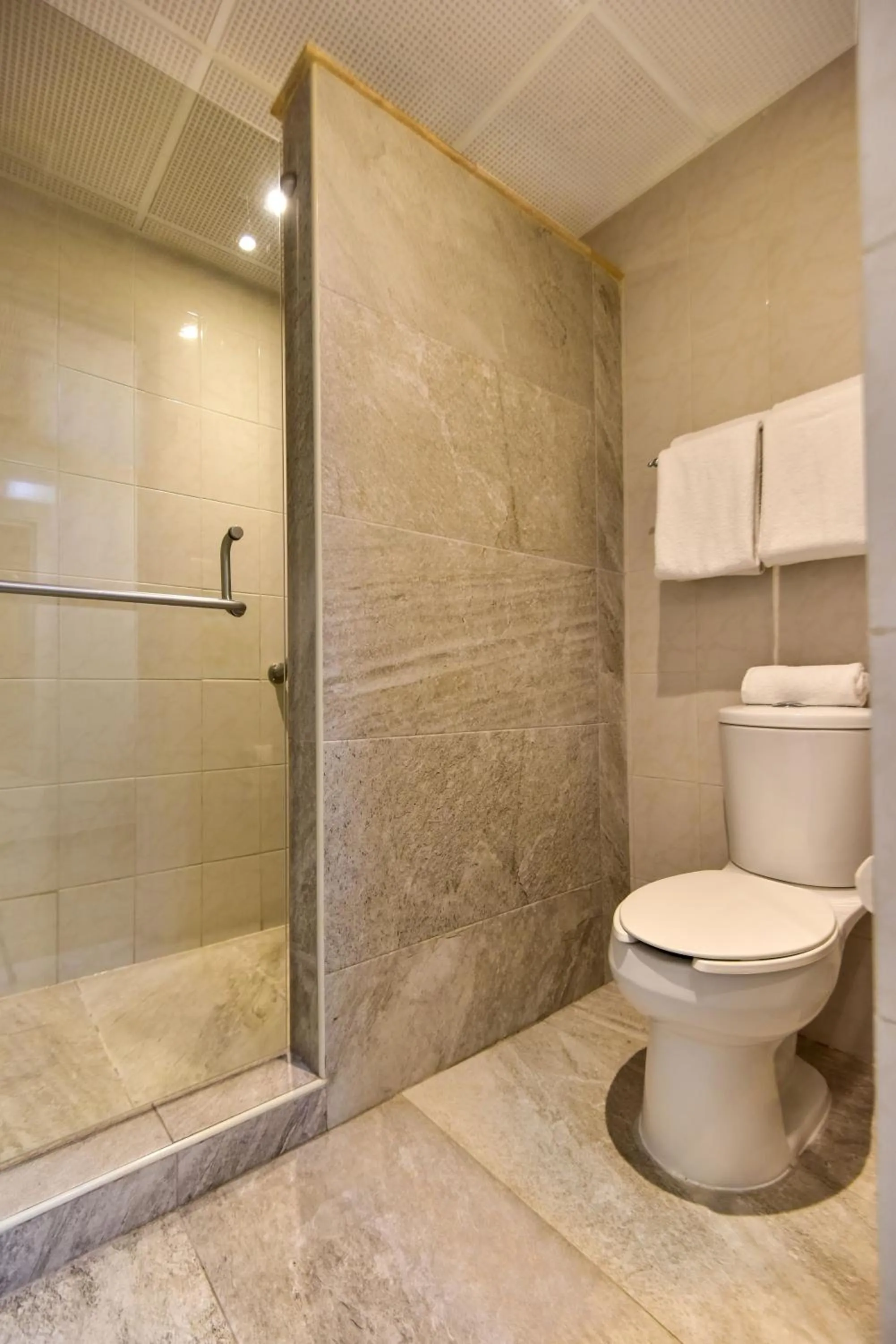 Shower in Fresno Galerias