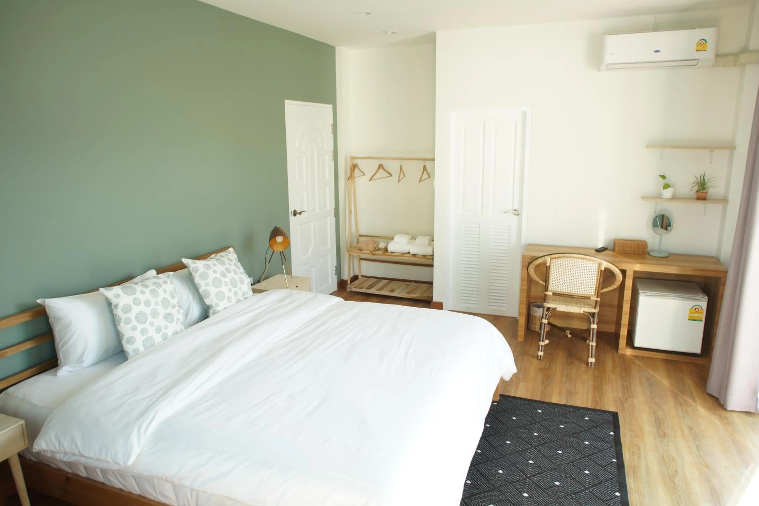 Photo of the whole room, Bed in Breadfruit