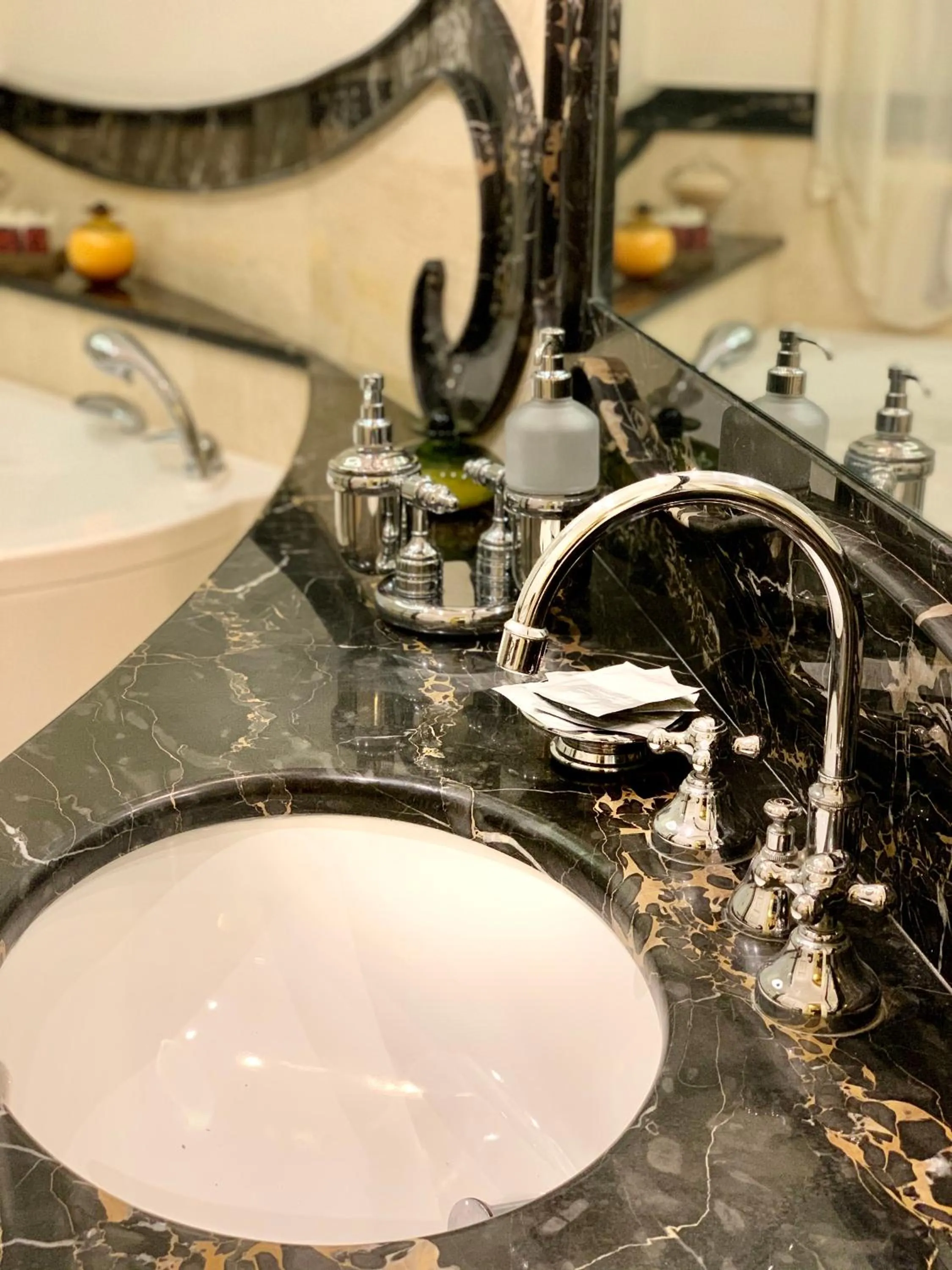 Bathroom in Simon's Guest House Rome