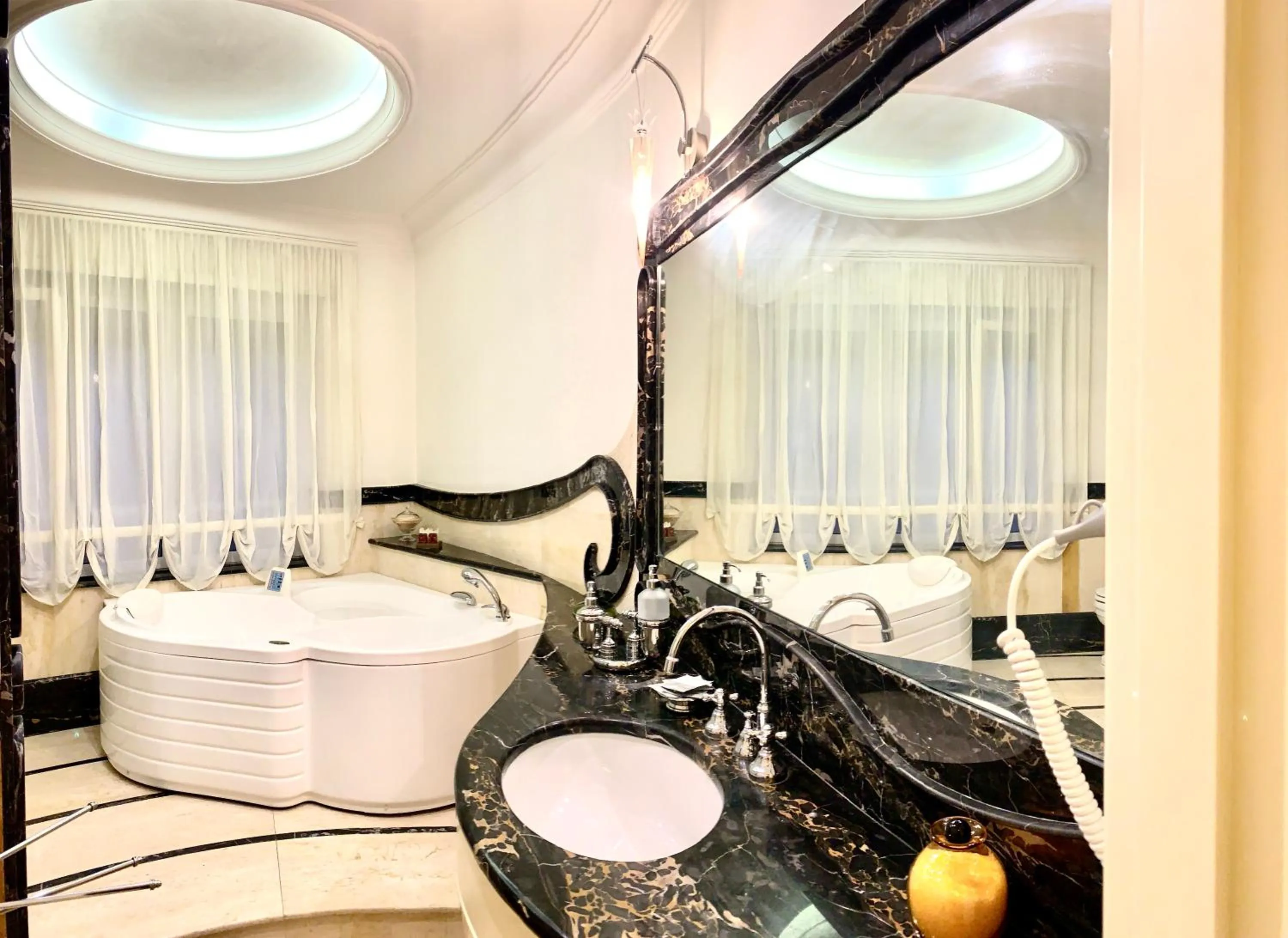 Bathroom in Simon's Guest House Rome