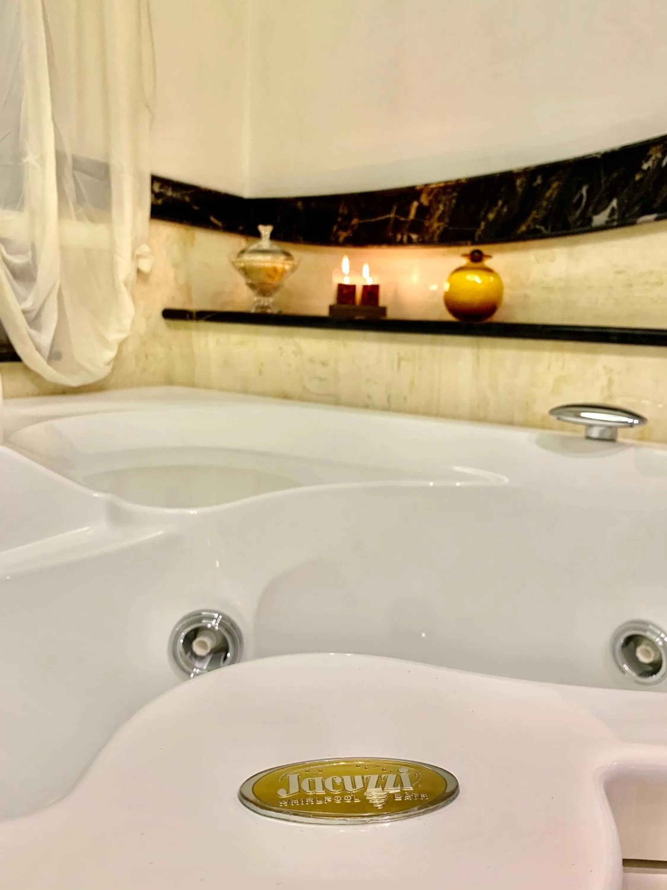 Hot Tub in Simon's Guest House Rome