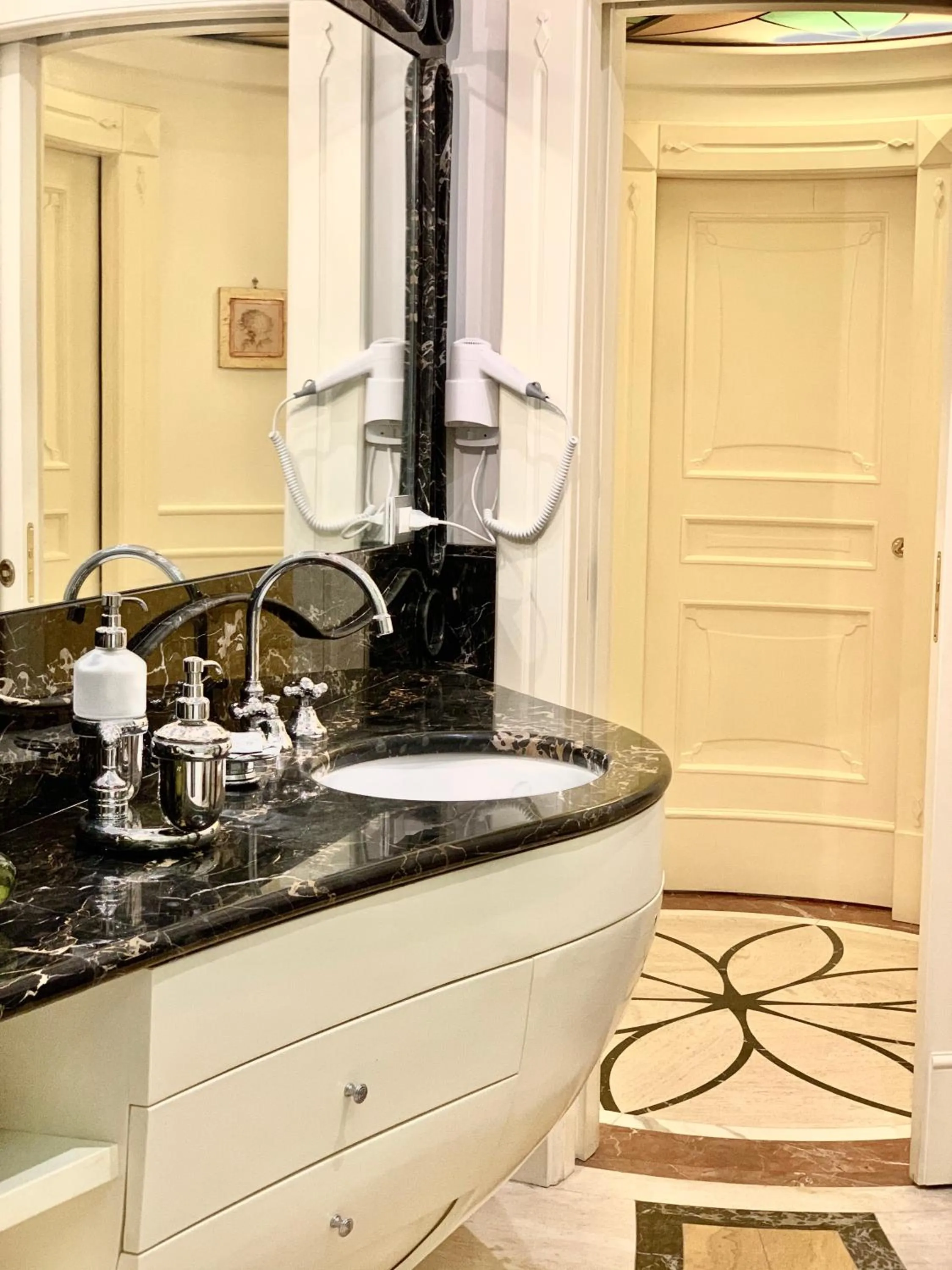 Bathroom in Simon's Guest House Rome