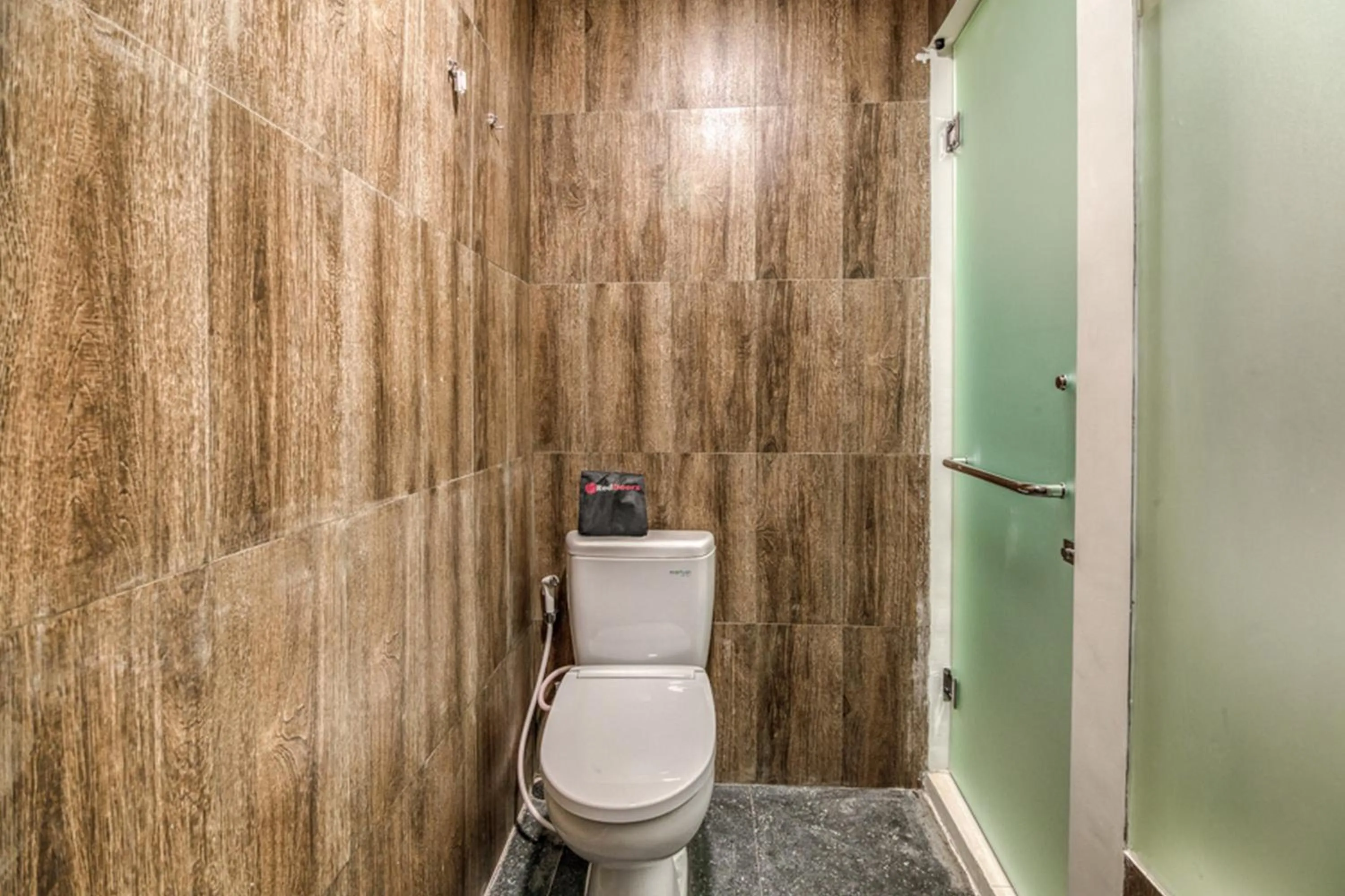 Bathroom in RedDoorz Plus near Akademi Kepolisian Semarang 3