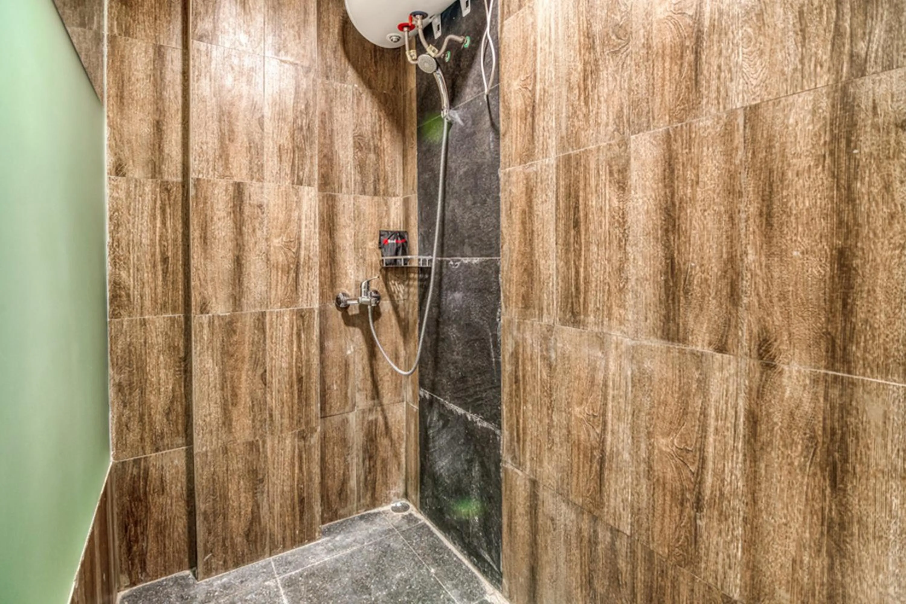 Bathroom in RedDoorz Plus near Akademi Kepolisian Semarang 3