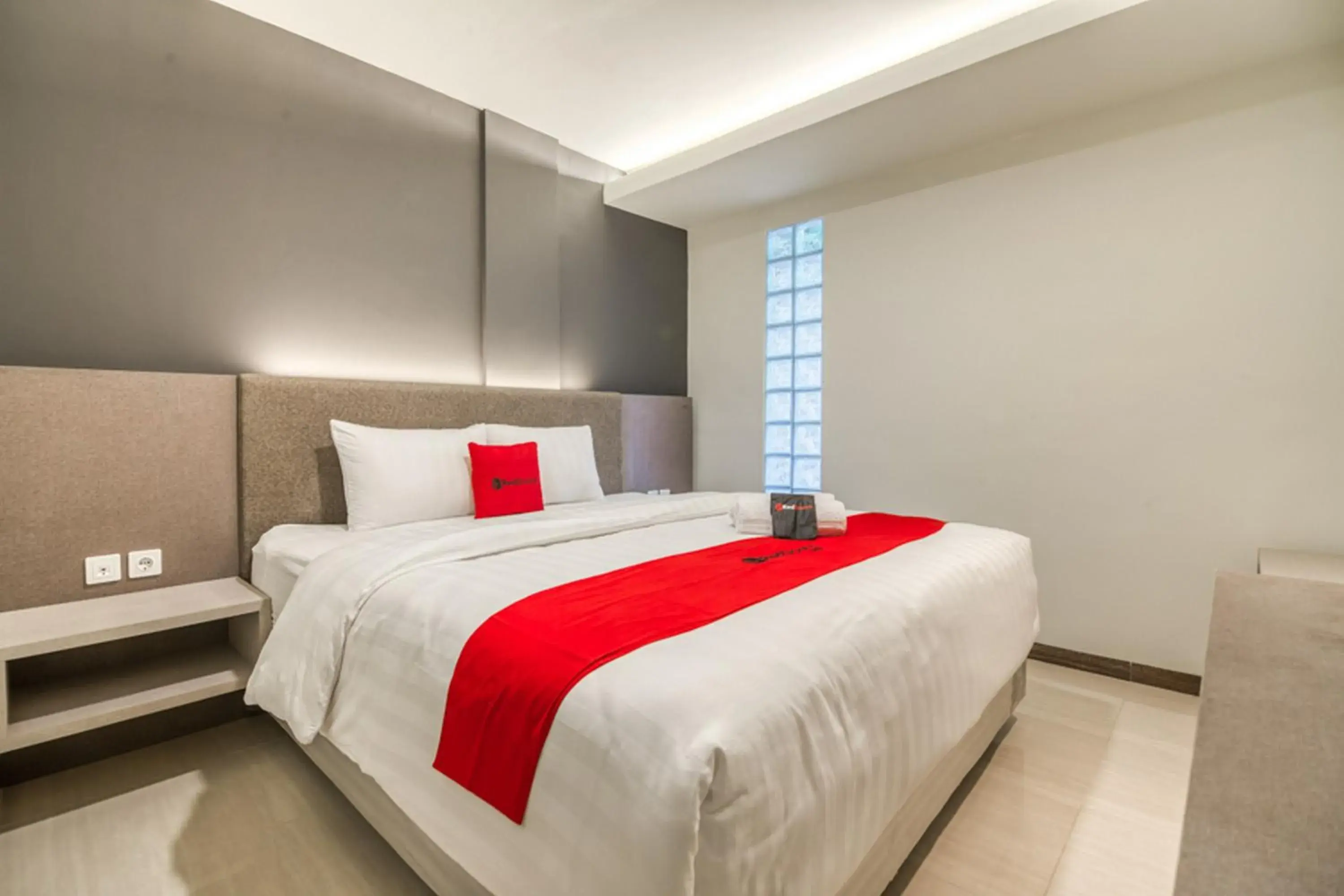 Deluxe Room in RedDoorz Plus near Akademi Kepolisian Semarang 3 Deluxe Room in RedDoorz Plus near Akademi Kepolisian Semarang 3