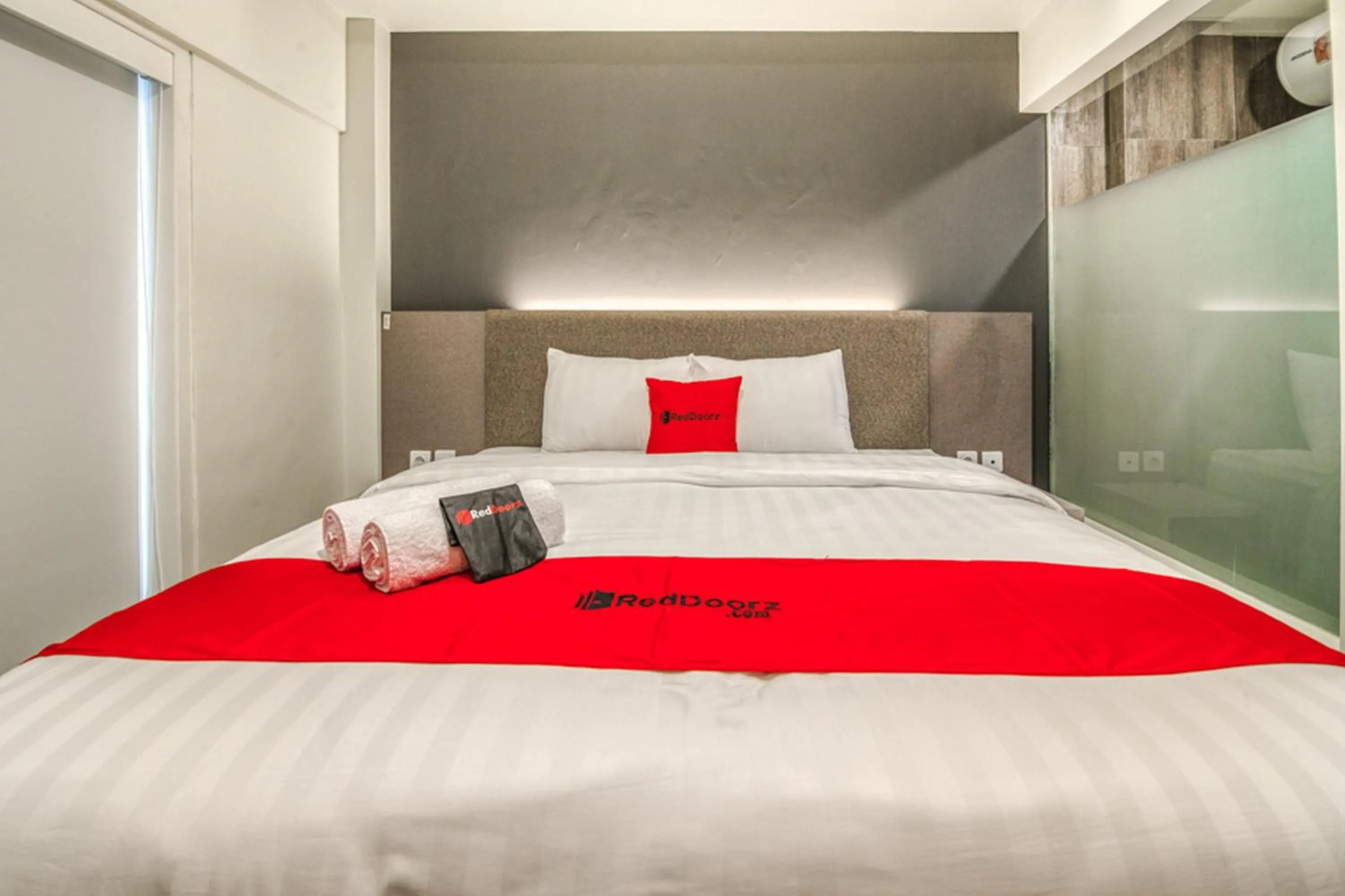 Bed in RedDoorz Plus near Akademi Kepolisian Semarang 3