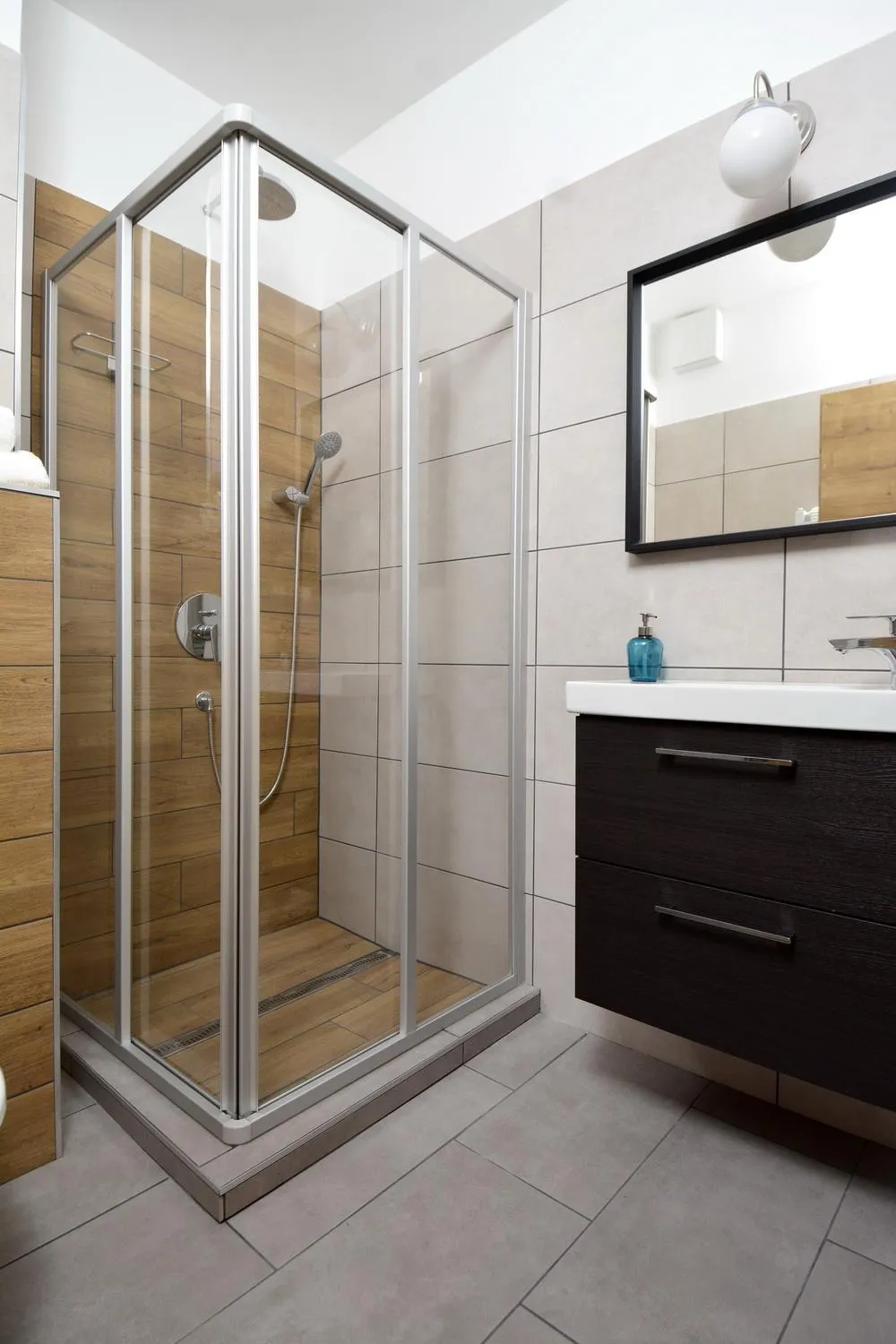 Shower in Ludwig Hotel