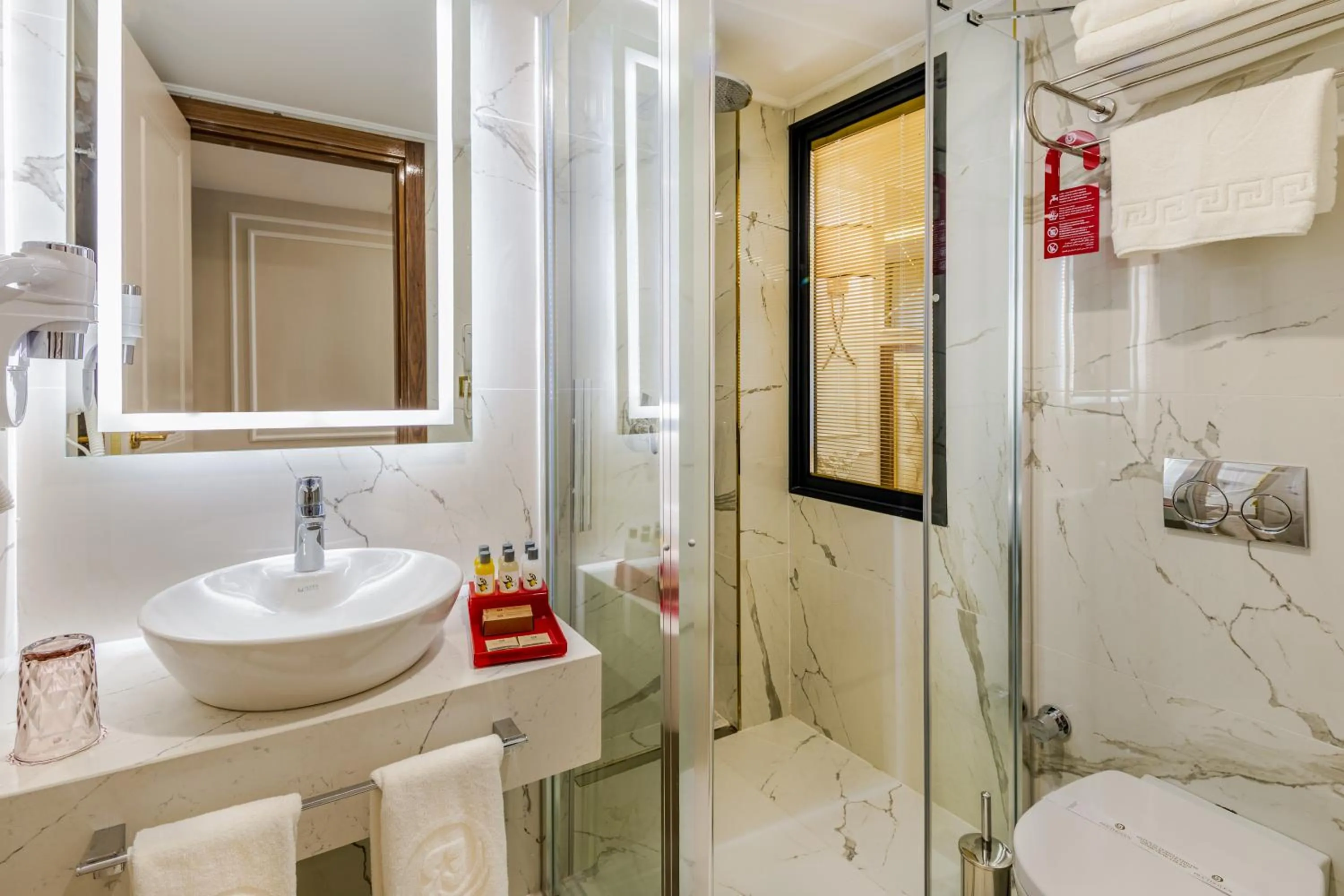 Toilet in Beethoven Senfoni Hotel