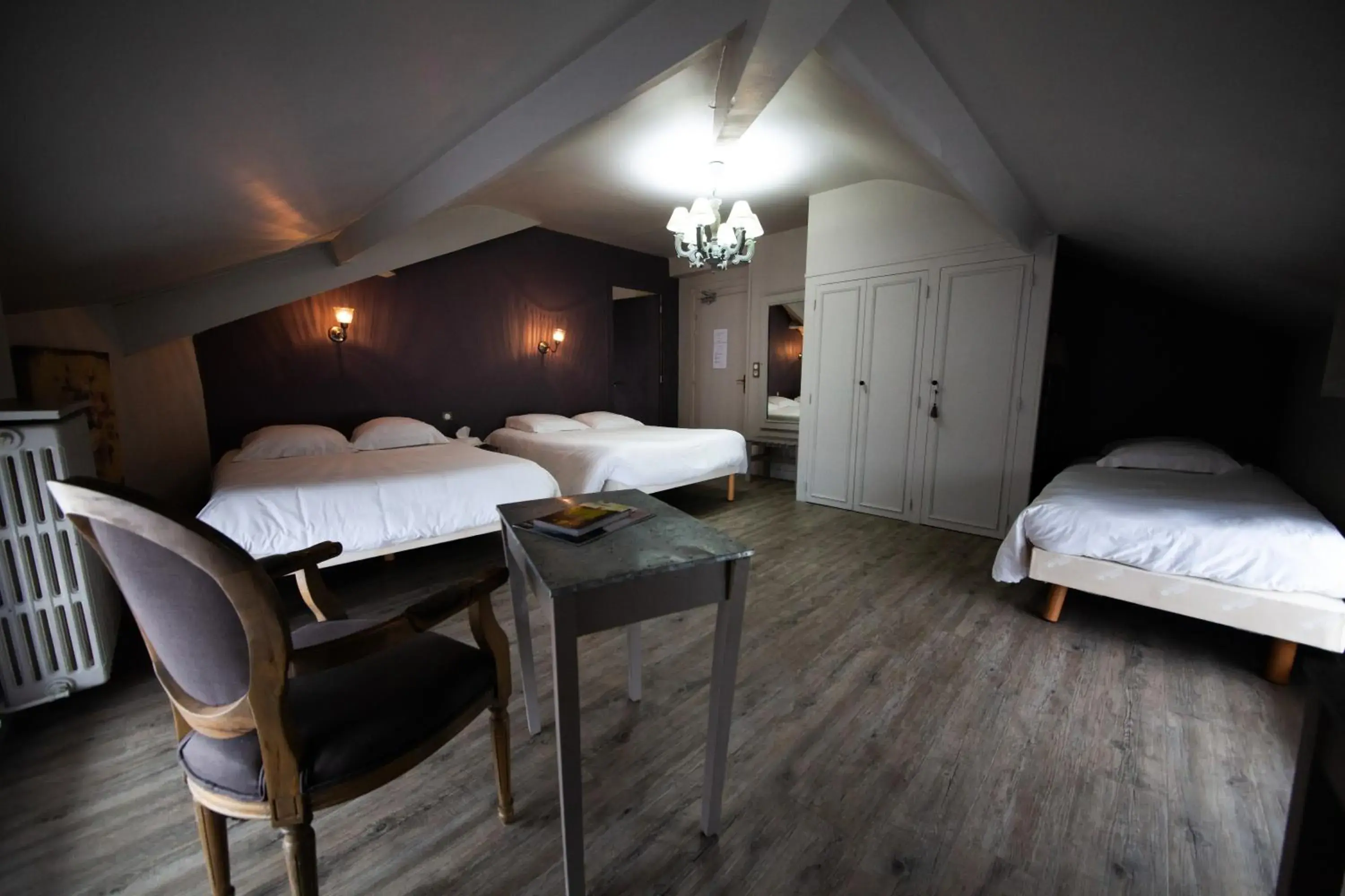 Twin Room with Extra Bed in Hotel du Commerce Twin Room with Extra Bed in Hotel du Commerce