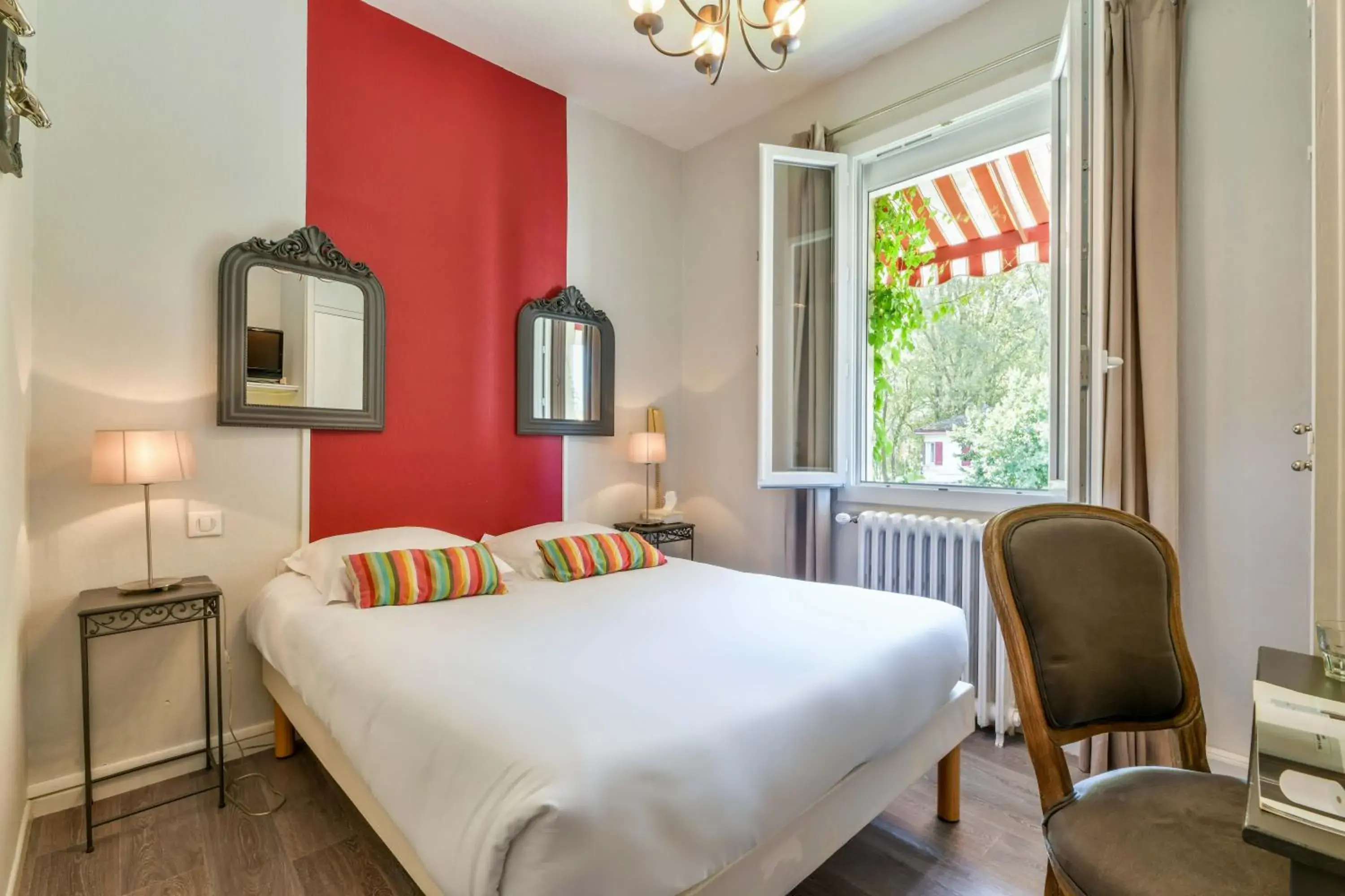 Double Room in Logis Hôtel le Commerce- Darracq Double Room in Logis Hôtel le Commerce- Darracq