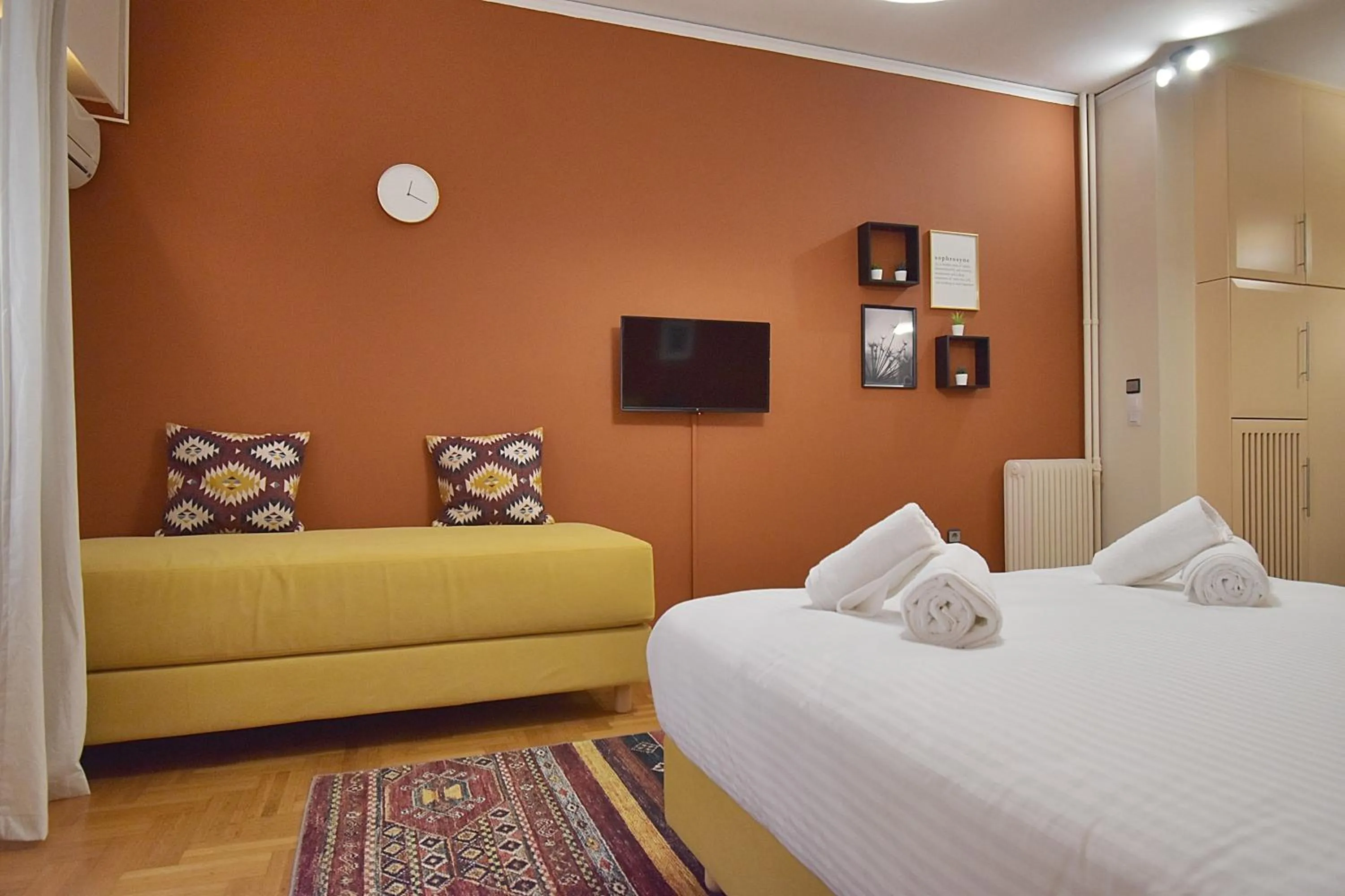 Photo of the whole room, Bed in Check Point - Down Town