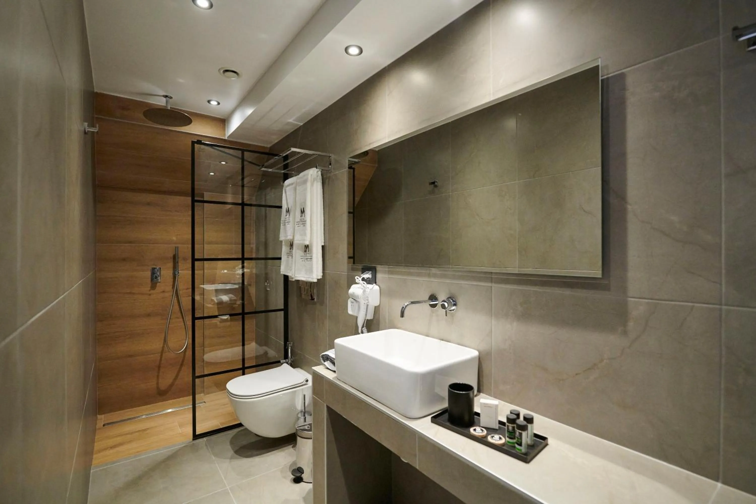 Toilet in Meni Hotel & Apartments UNDER NEW MANAGEMENT