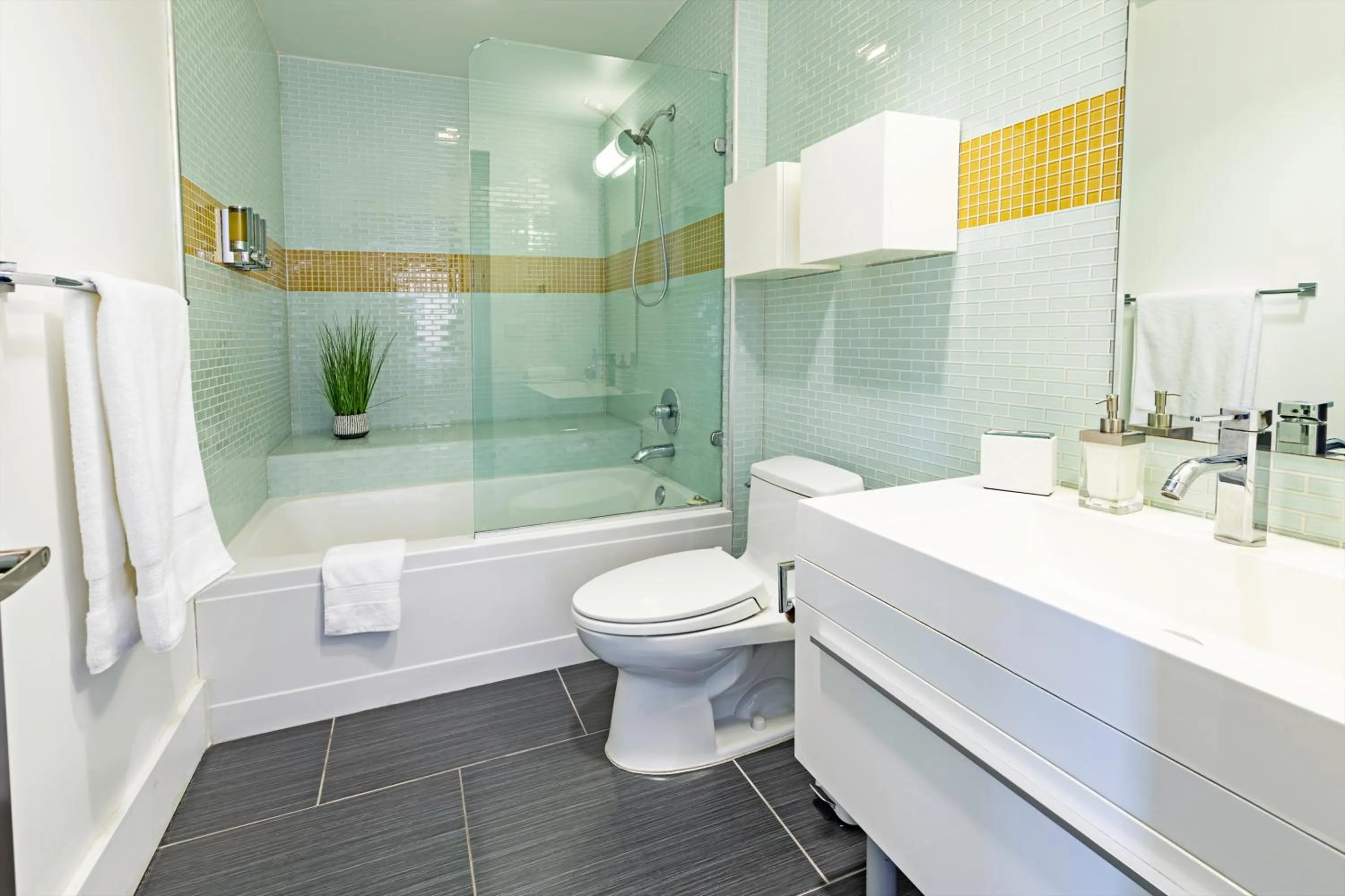 Toilet in Fashion Loft 2 bedroom Downtown