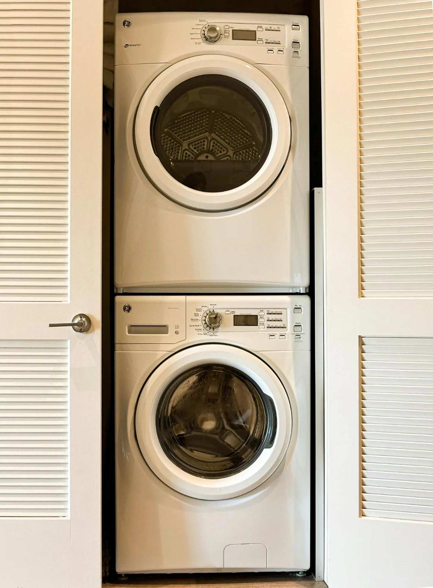 washing machine in Fashion Loft 2 bedroom Downtown